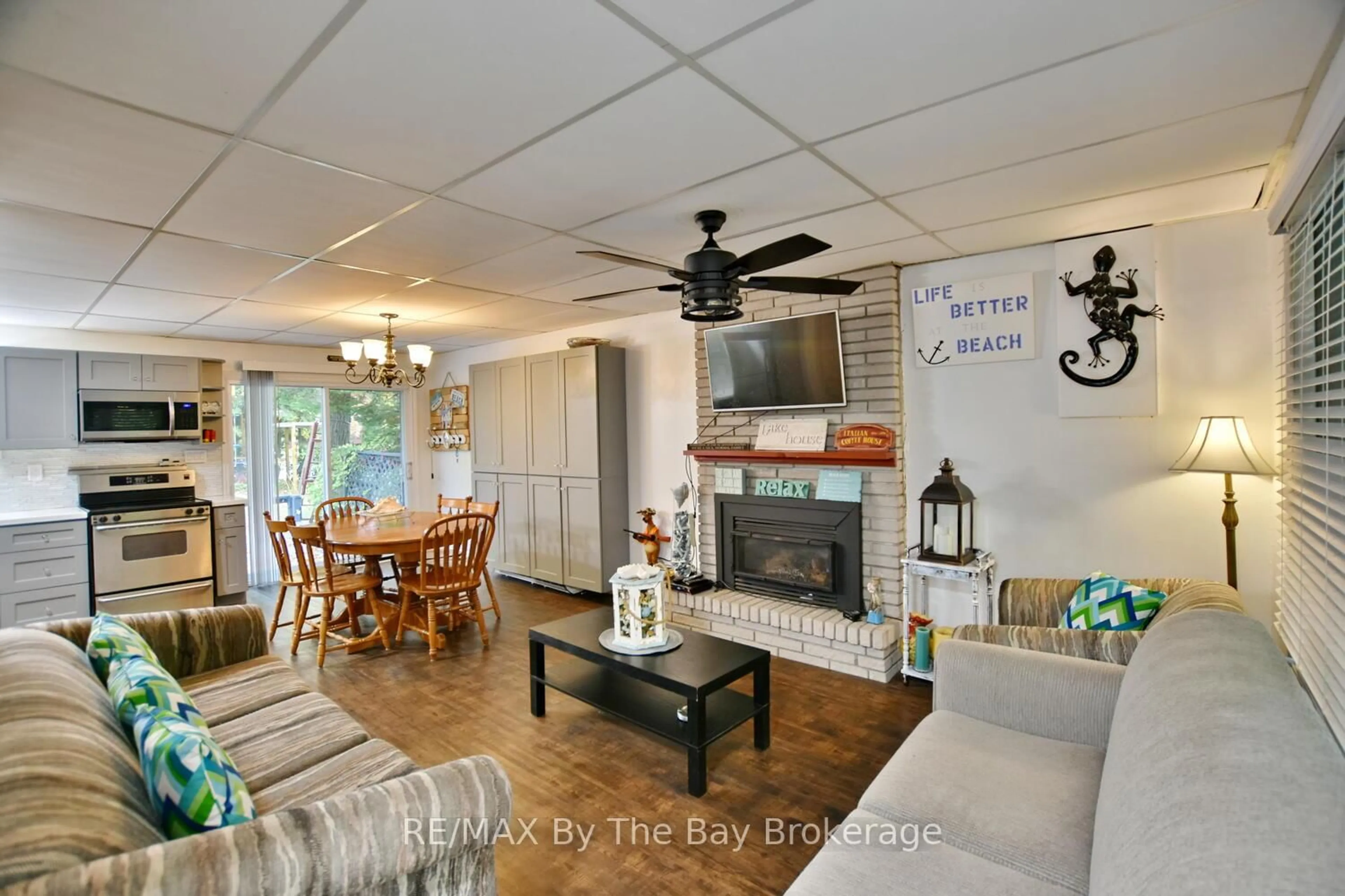 Living room with furniture, unknown for 37 37th St, Wasaga Beach Ontario L9Z 2B6