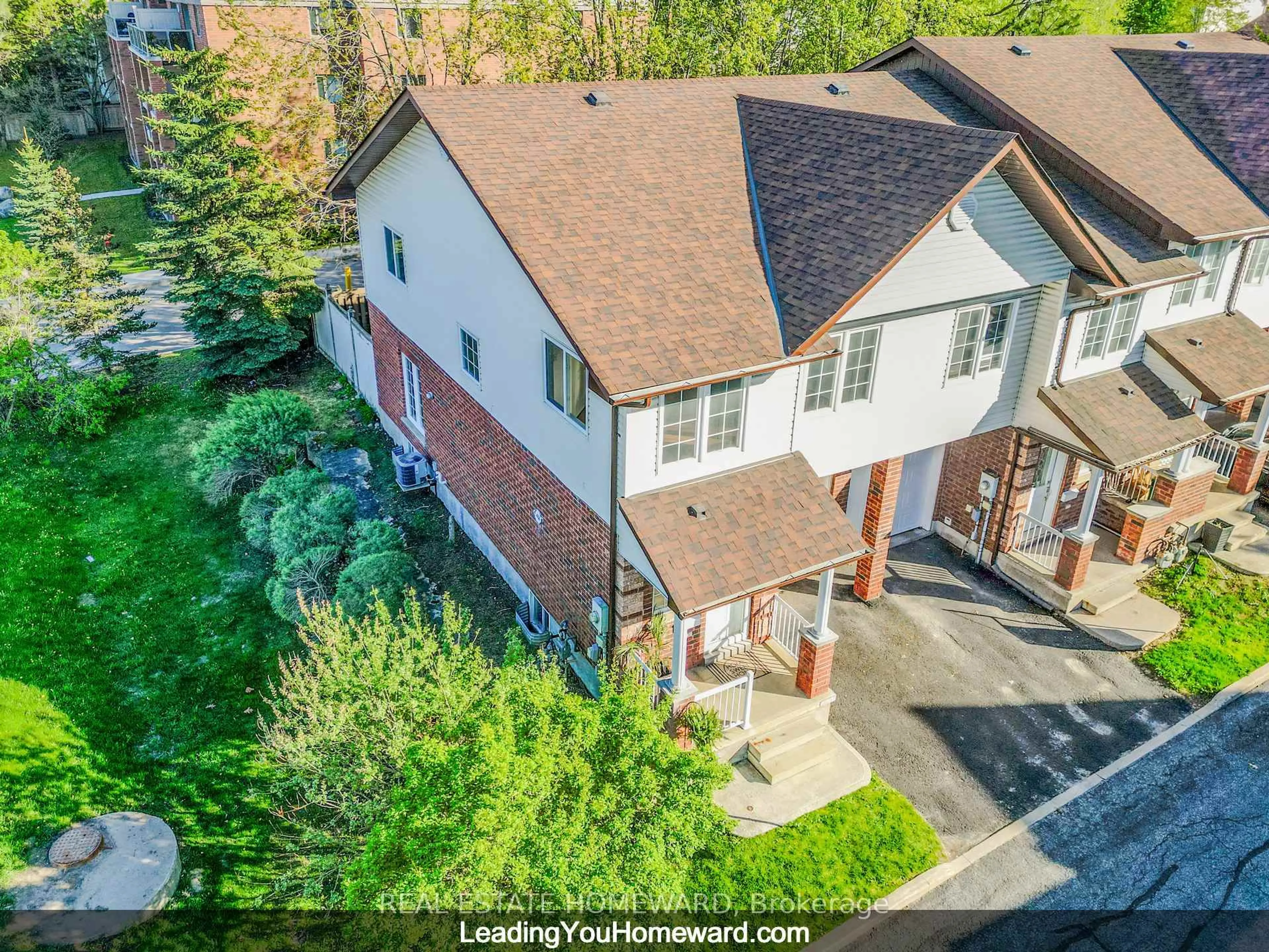 A pic from outside/outdoor area/front of a property/back of a property/a pic from drone, street for 488 Yonge St #19, Barrie Ontario L4N 4E2