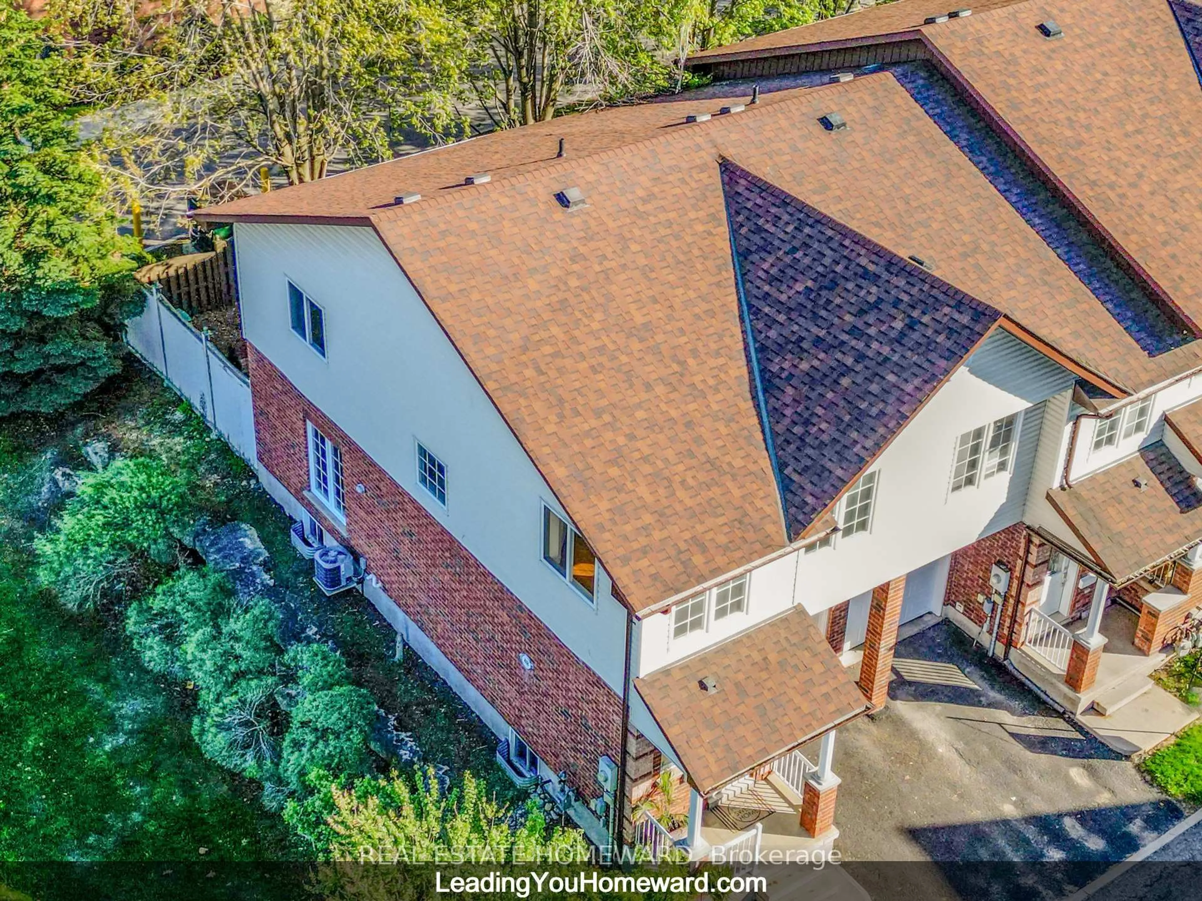A pic from outside/outdoor area/front of a property/back of a property/a pic from drone, building for 488 Yonge St #19, Barrie Ontario L4N 4E2