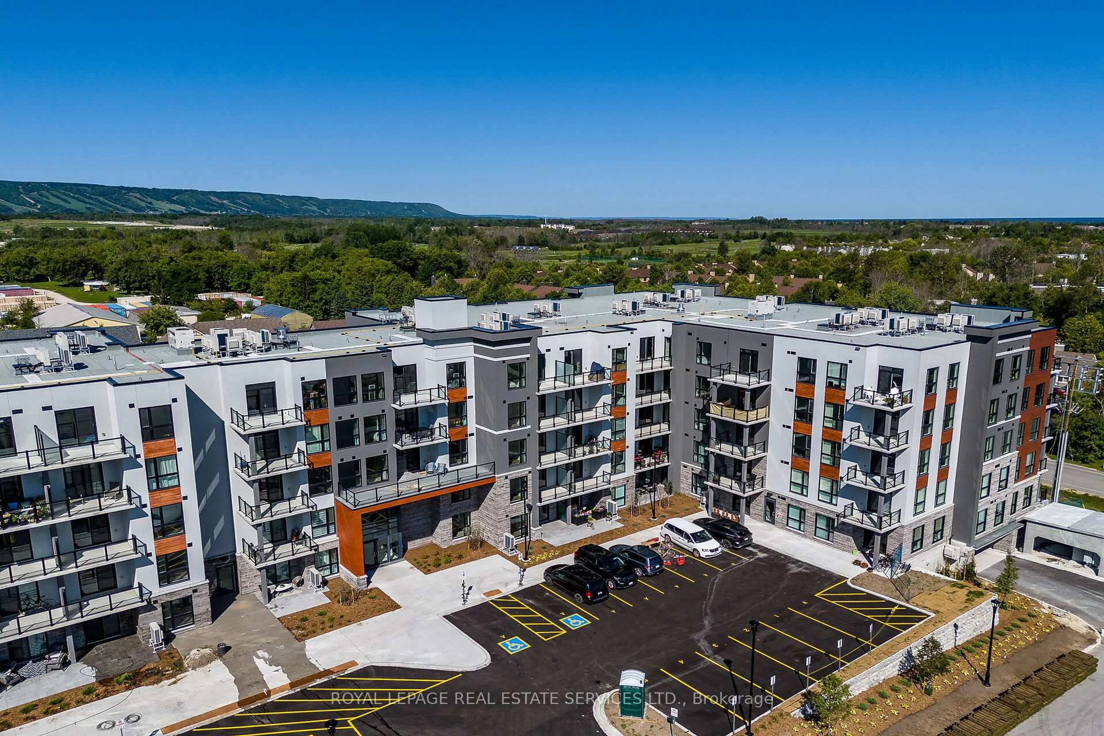A pic from outside/outdoor area/front of a property/back of a property/a pic from drone, unknown for 4 Kimberly Lane #127, Collingwood Ontario L9Y 5K8