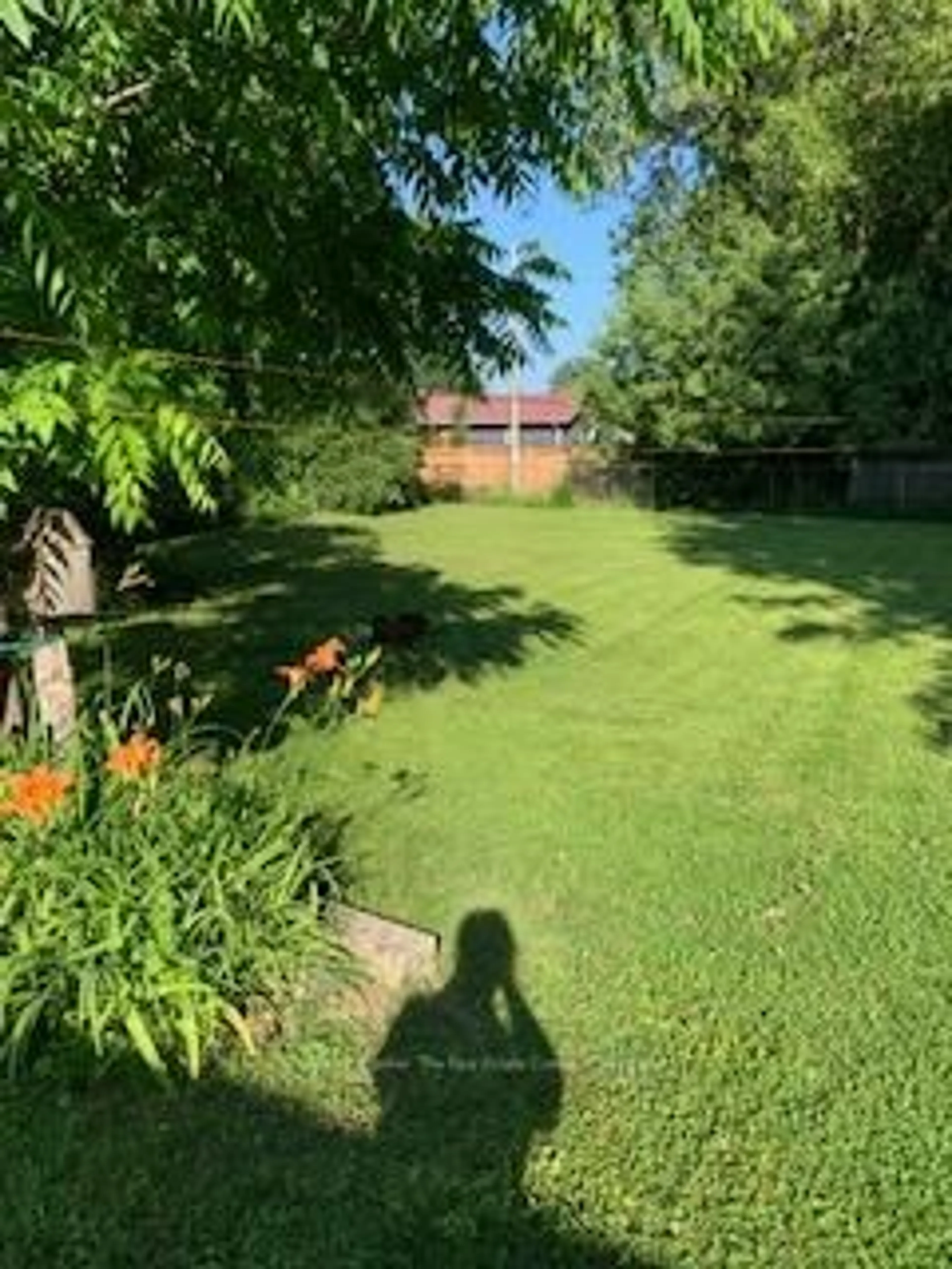 A pic from outside/outdoor area/front of a property/back of a property/a pic from drone, unknown for 267 John St, Clearview Ontario L0M 1S0