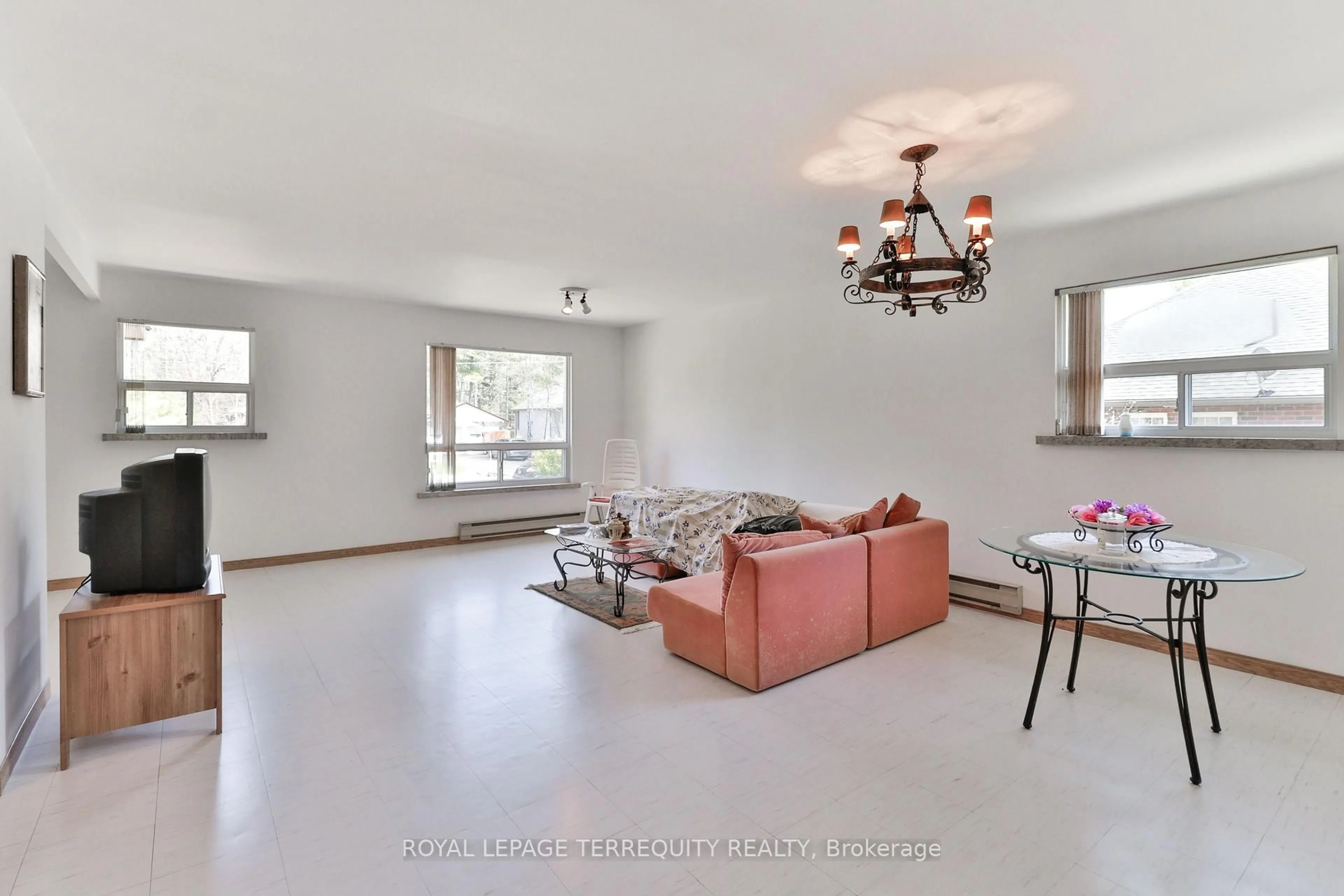 Living room with furniture, unknown for 46 Stocco Circ, Tiny Ontario L0L 2T0