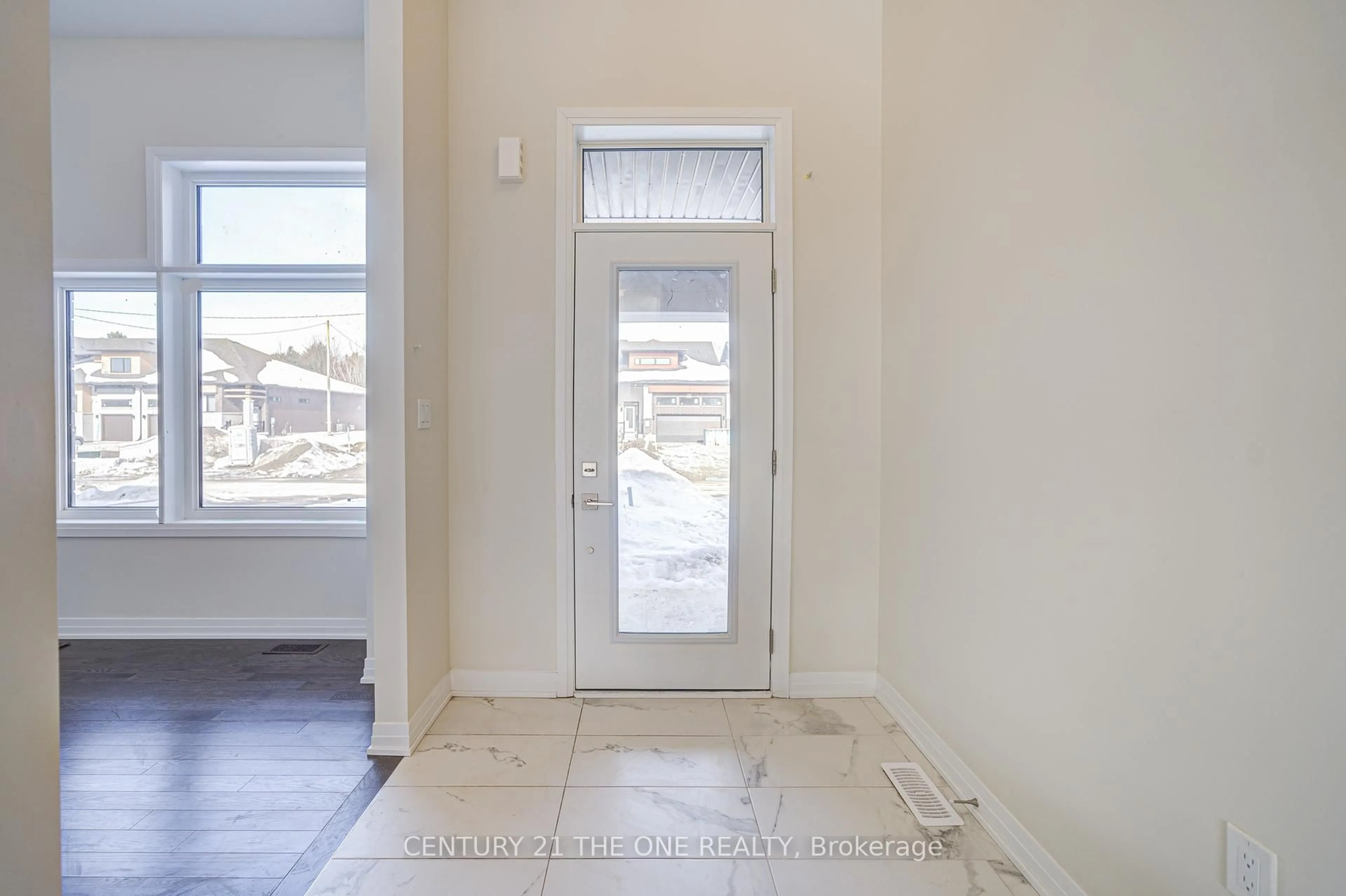 Indoor entryway for 3045 Sandy Acre, Severn Ontario L3V 8P9
