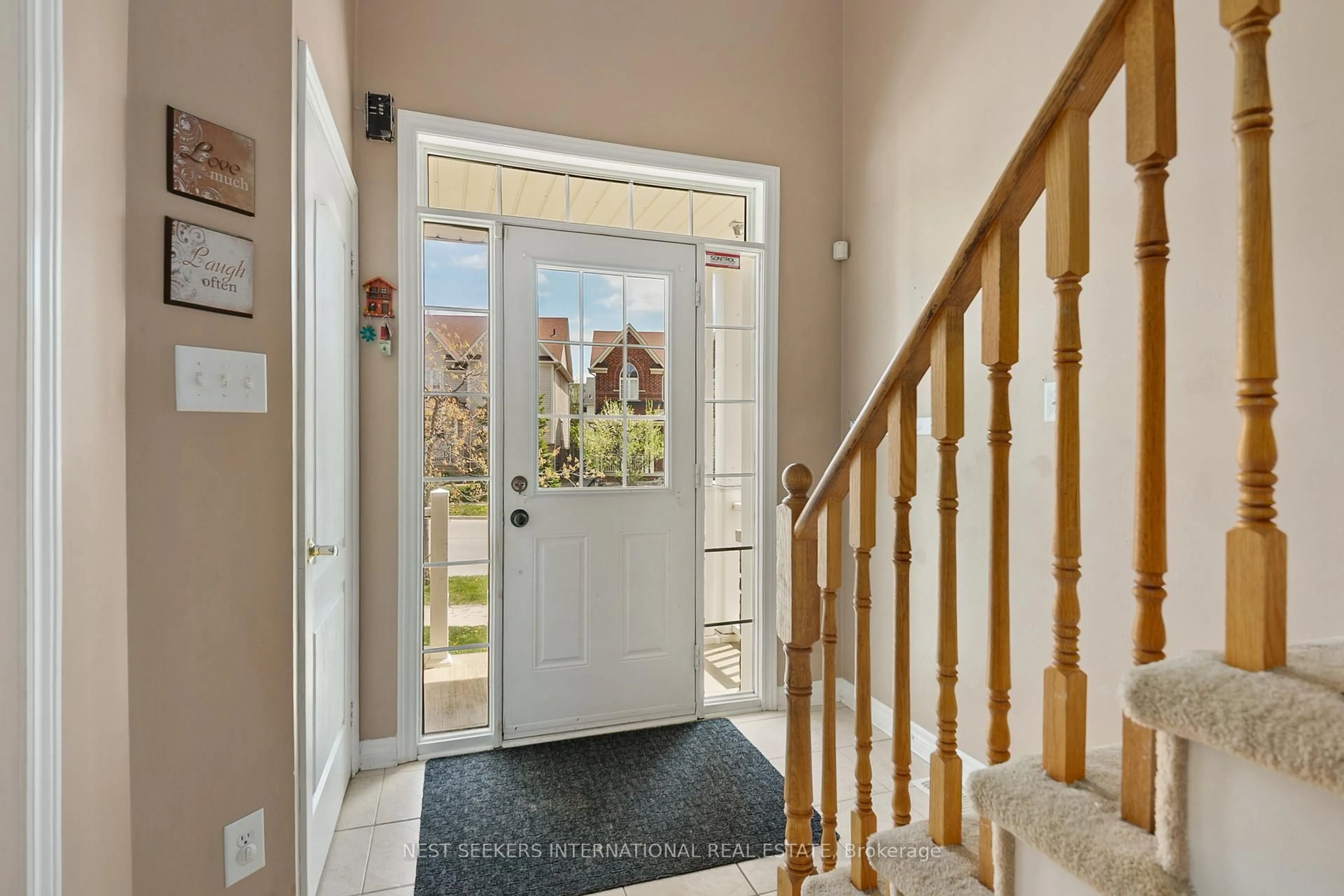 Indoor entryway for 56 The Queensway N/A, Barrie Ontario L9S 4E6