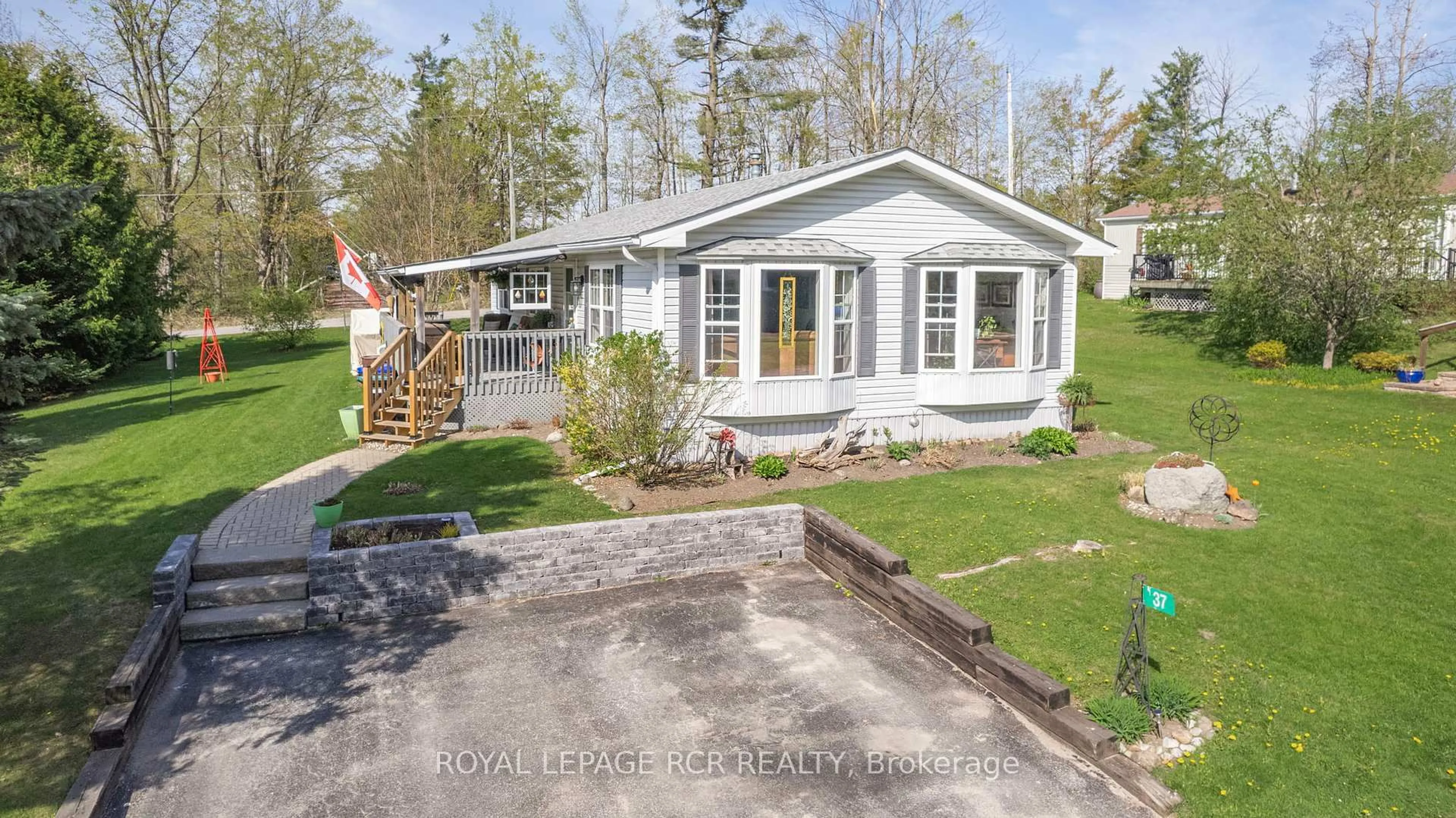 Home with vinyl exterior material, street for 37 Jane St, Oro-Medonte Ontario L3V 0P9