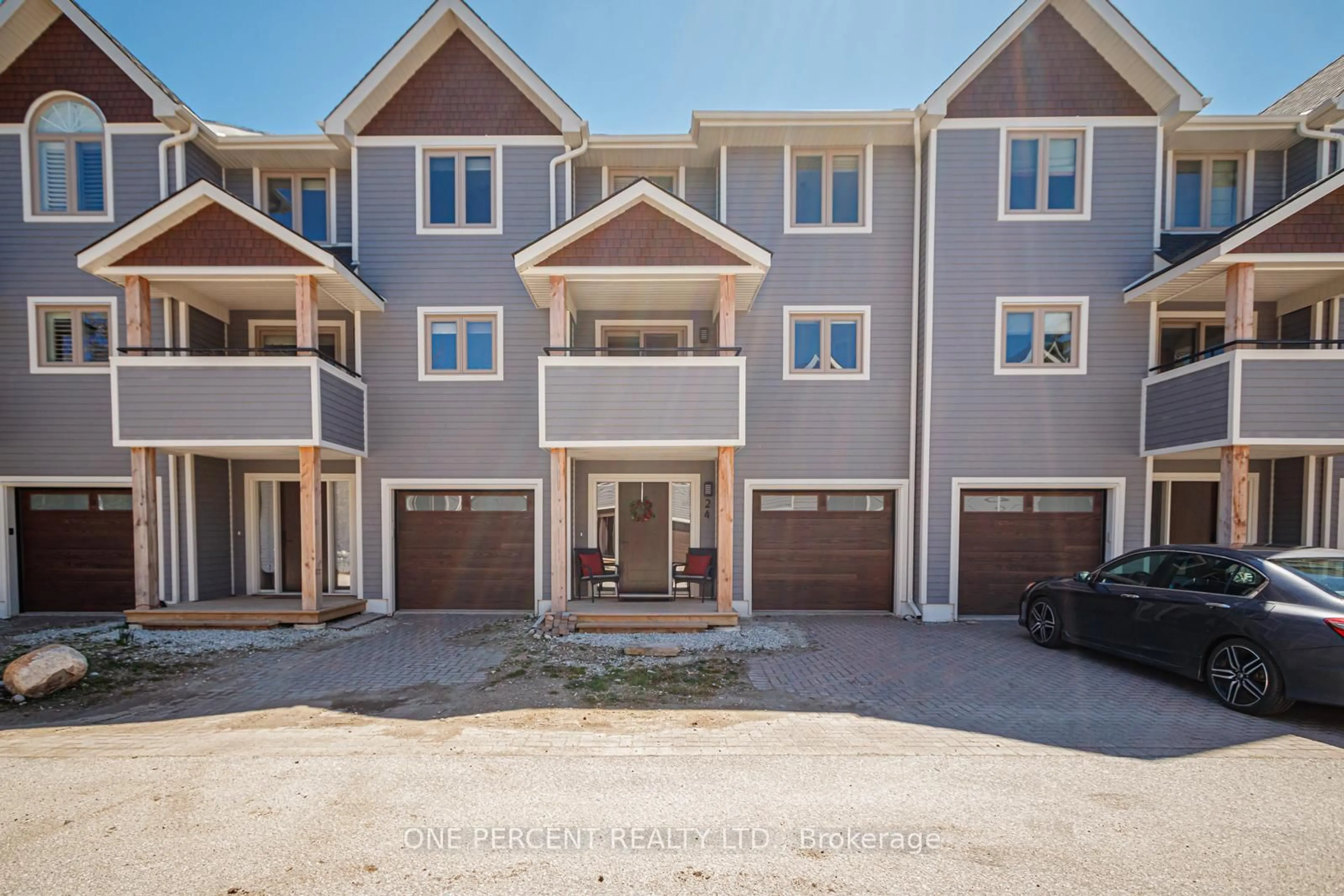 A pic from outside/outdoor area/front of a property/back of a property/a pic from drone, street for 24 Starboard Rd, Collingwood Ontario L9Y 5C8