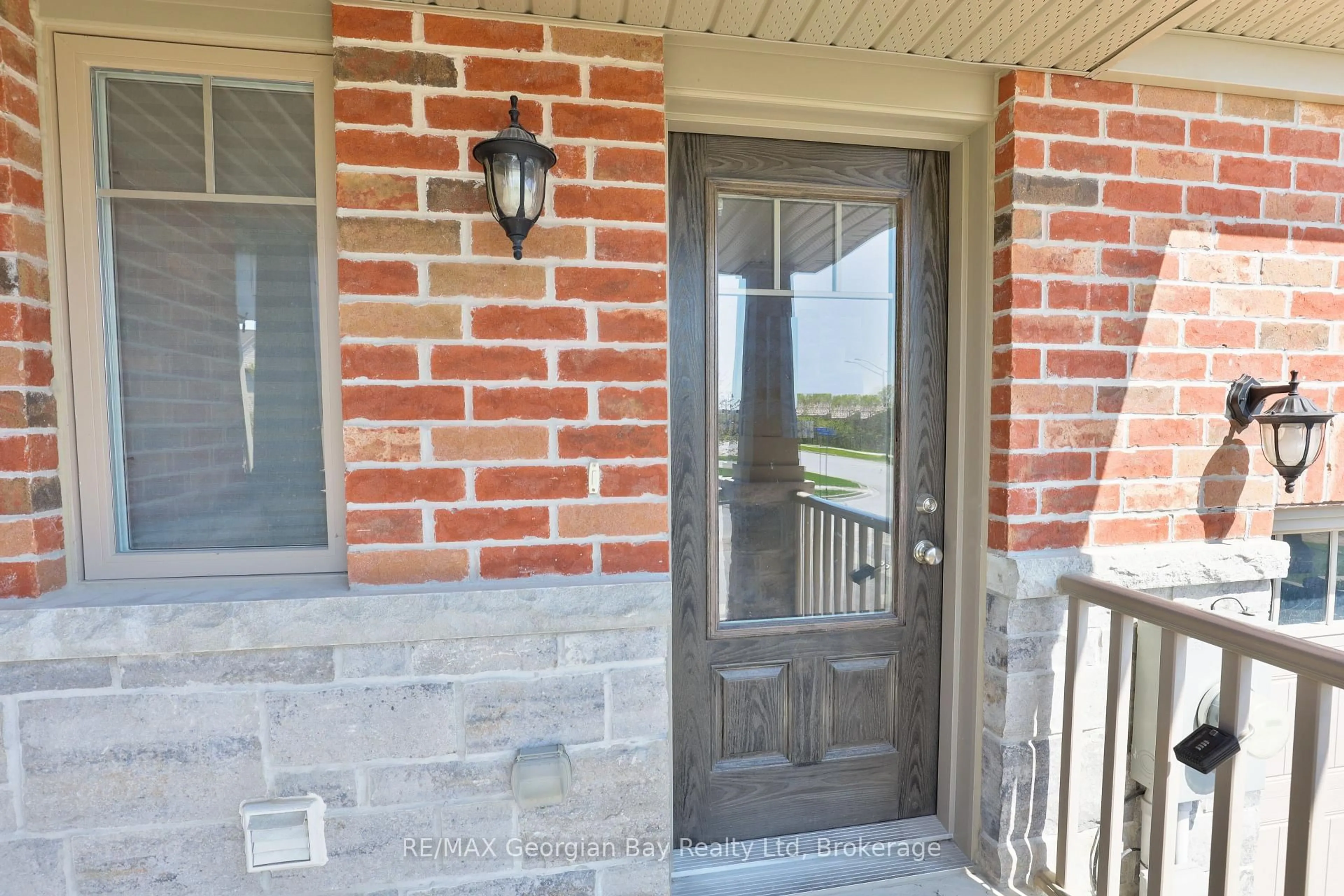 Indoor entryway for 972 Cook Dr, Midland Ontario L4R 0E4