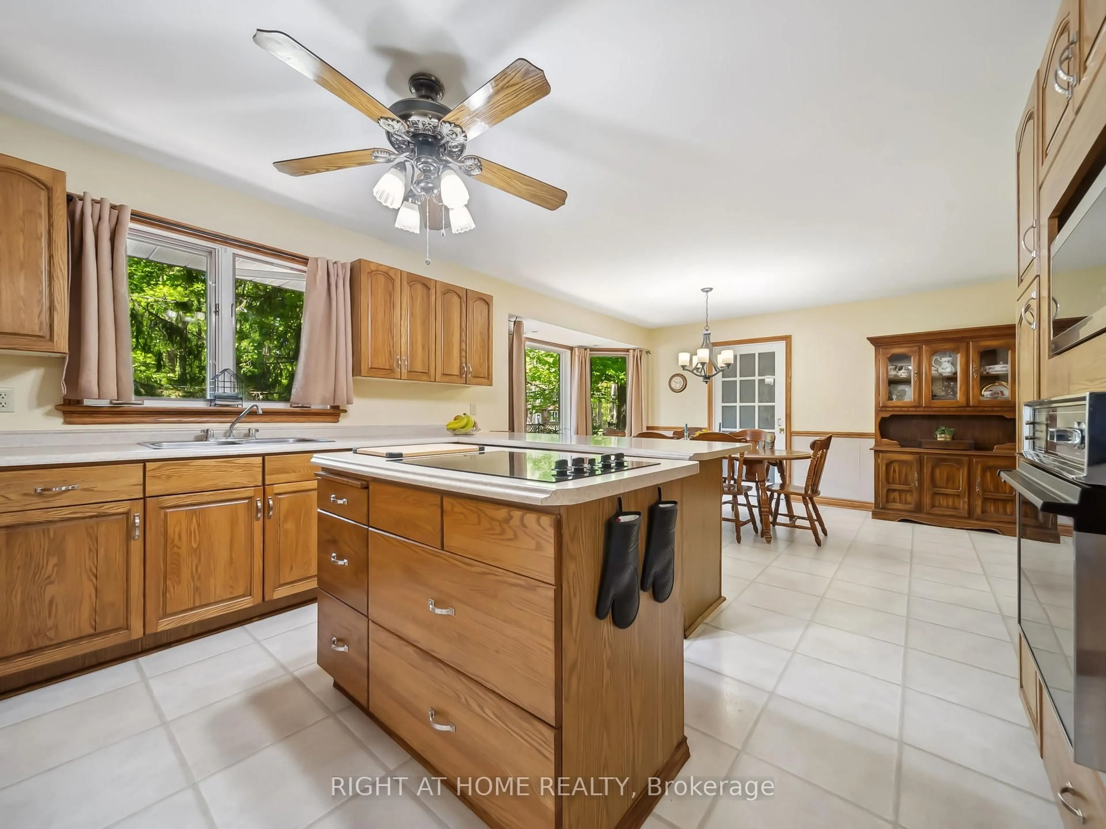Open concept kitchen, ceramic/tile floor for 1857 Kensington Pl, Severn Ontario L3V 7J8