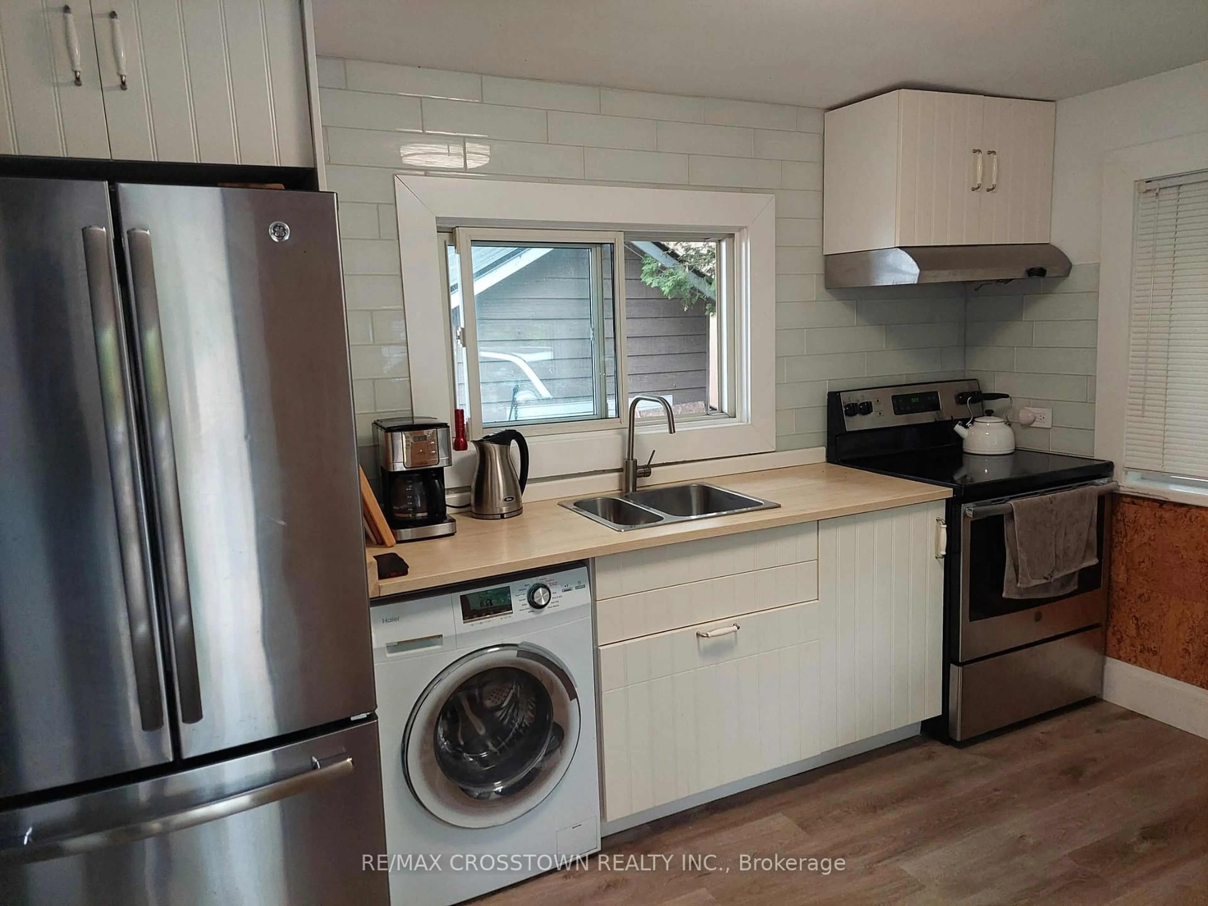 Standard kitchen, wood/laminate floor for 4705 ANDERSON Ave, Ramara Ontario L3V 6H7