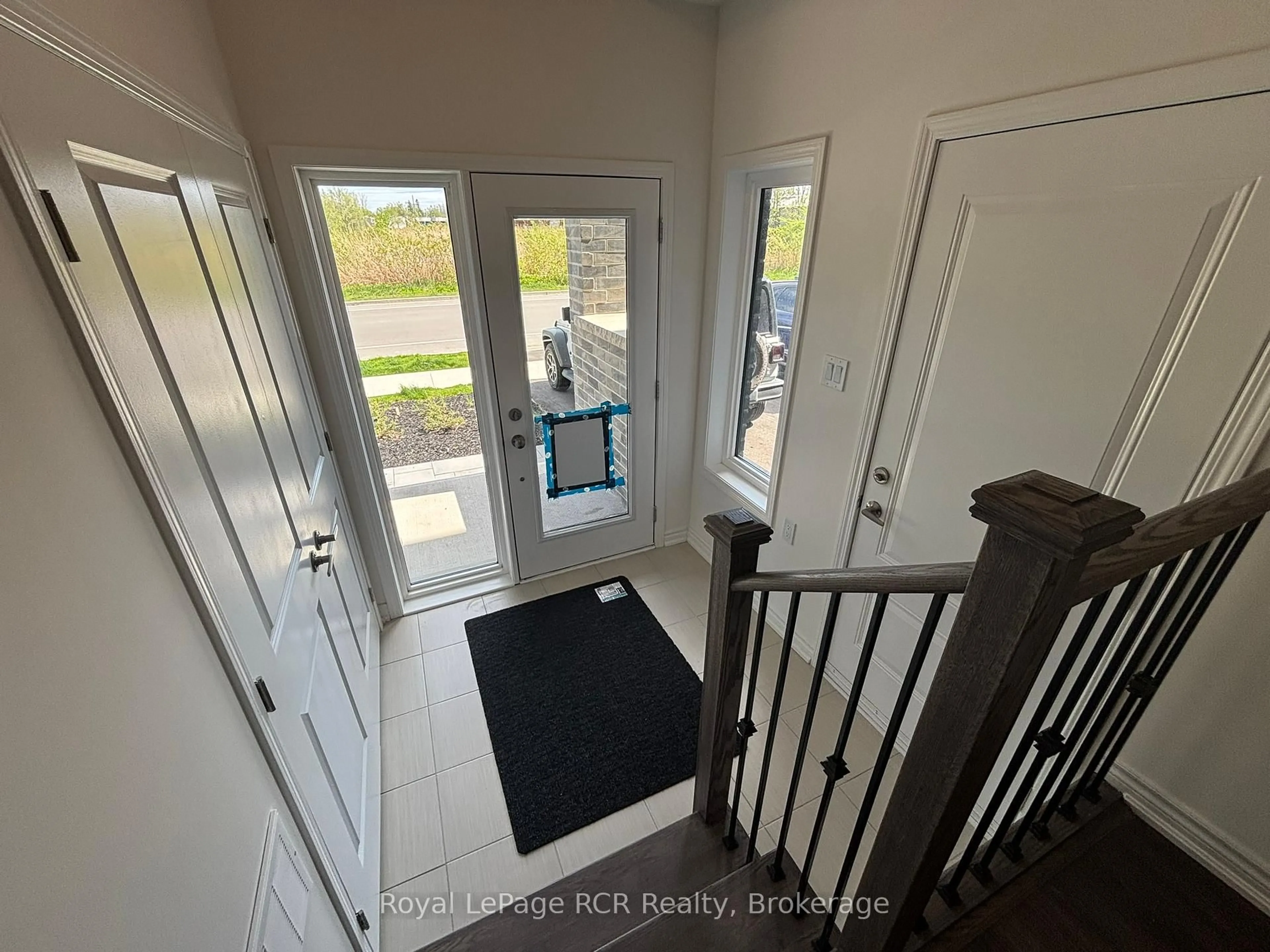 Indoor entryway for 150 Elgin St, Orillia Ontario L3V 8P7