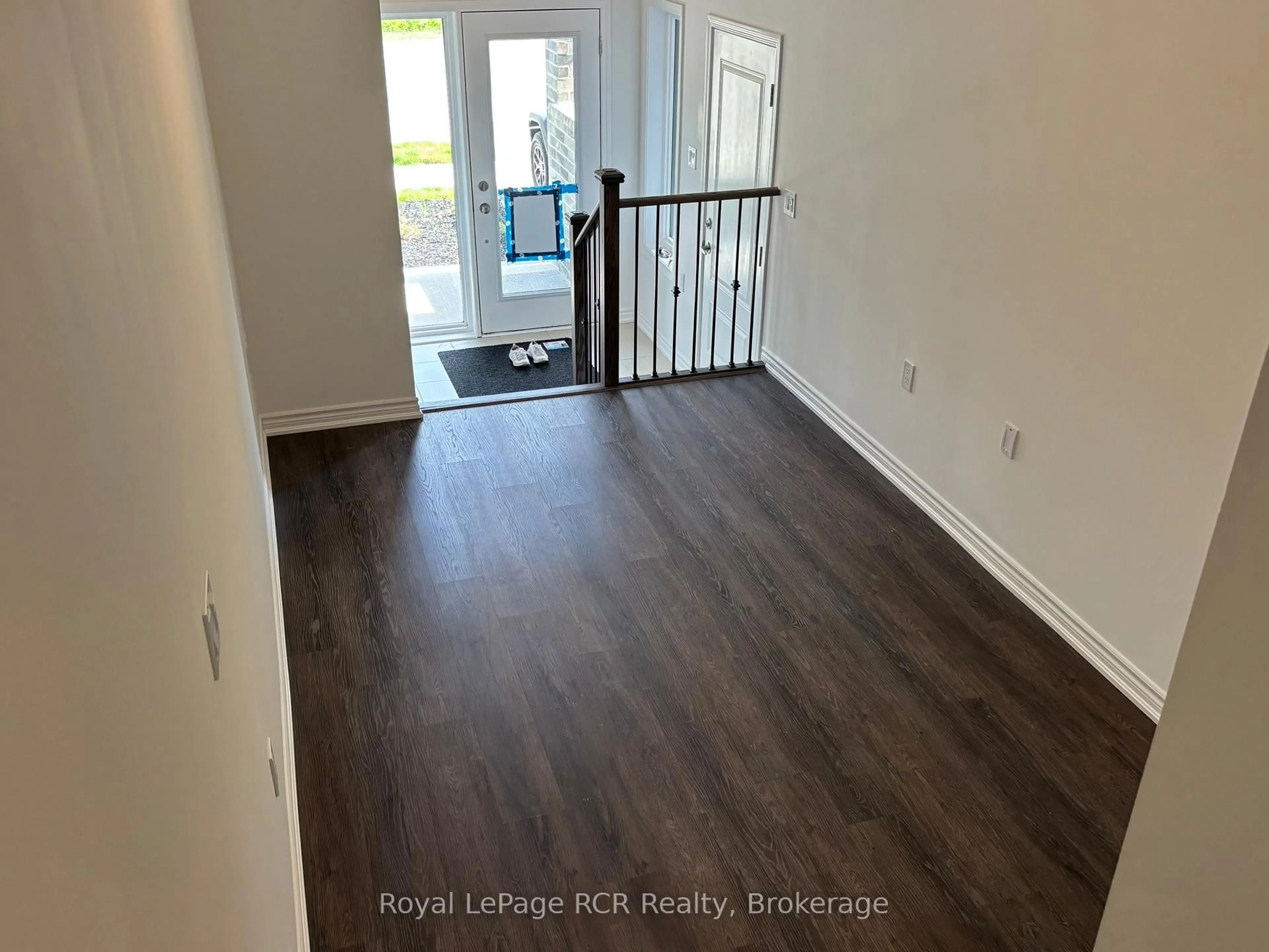 Indoor entryway for 150 Elgin St, Orillia Ontario L3V 8P7