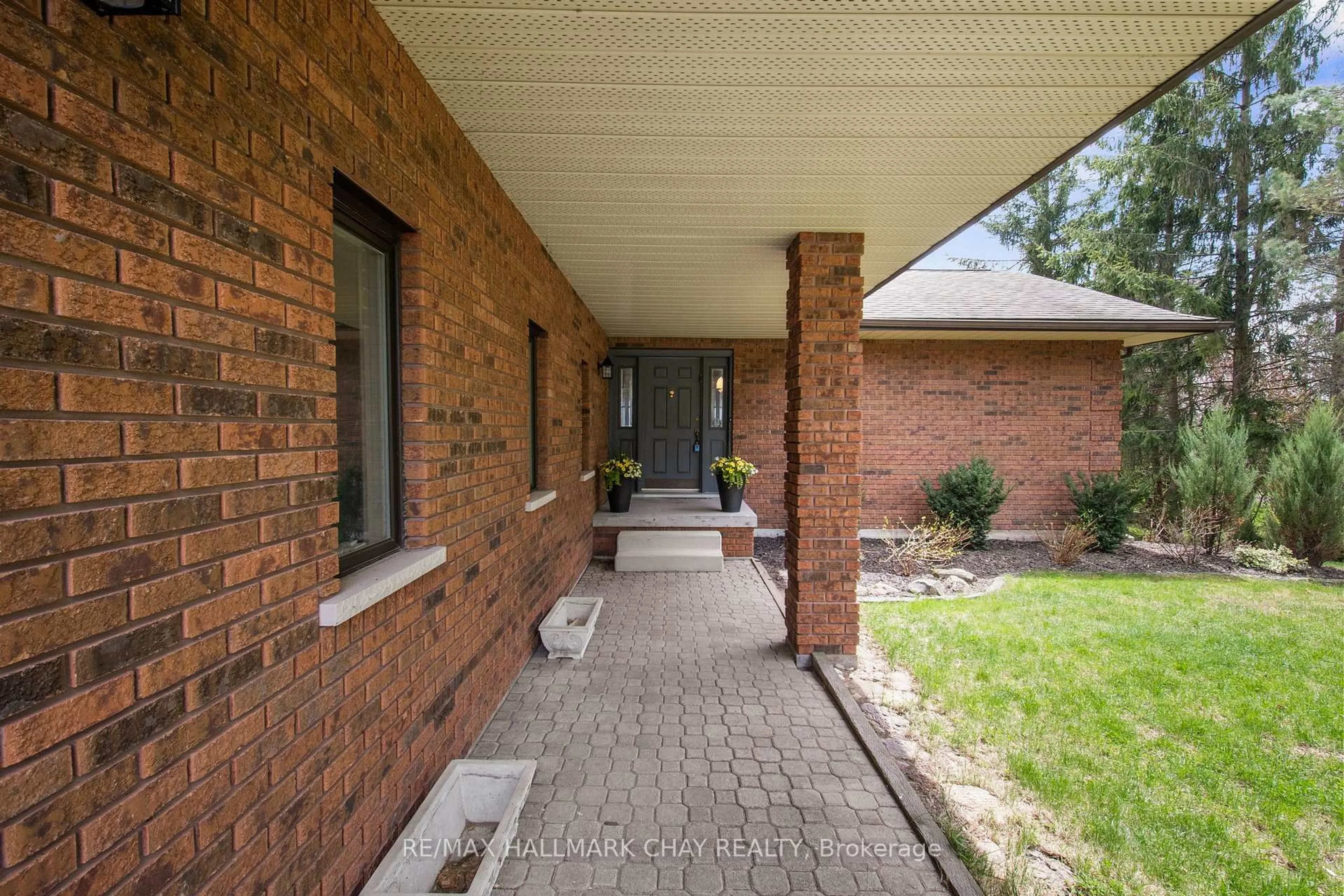 Home with brick exterior material, street for 9 Blueridge Cres, Oro-Medonte Ontario L3V 0K2