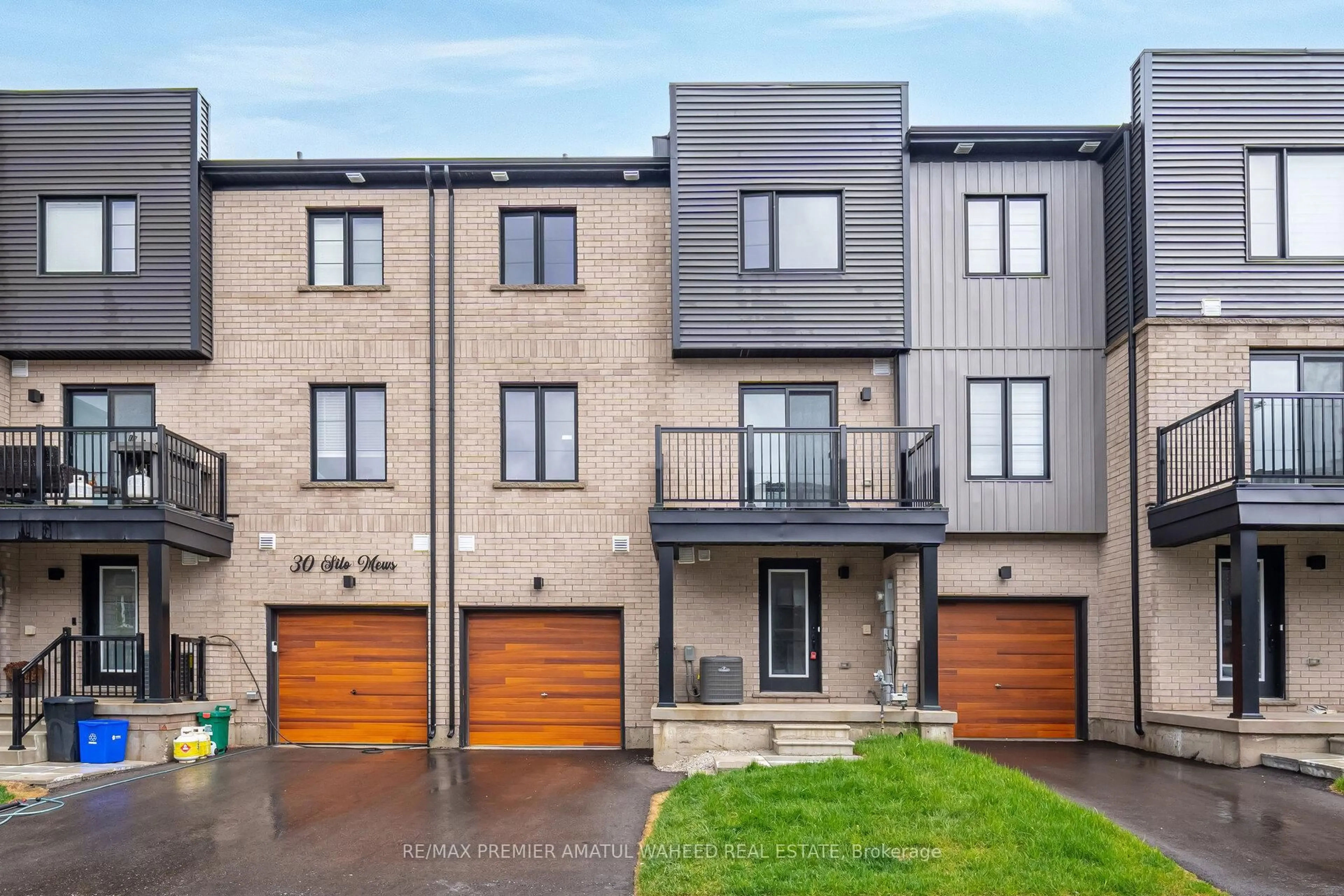 Home with brick exterior material, street for 28 Silo Mews, Barrie Ontario L9J 0C2