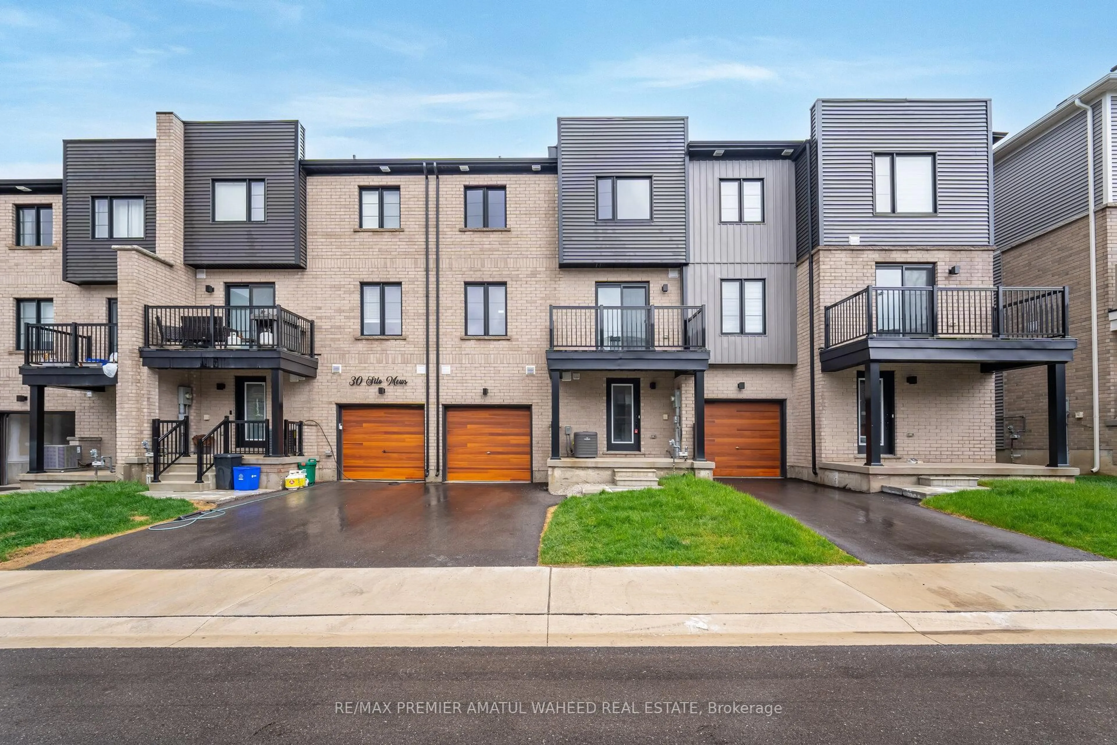 A pic from outside/outdoor area/front of a property/back of a property/a pic from drone, street for 28 Silo Mews, Barrie Ontario L9J 0C2