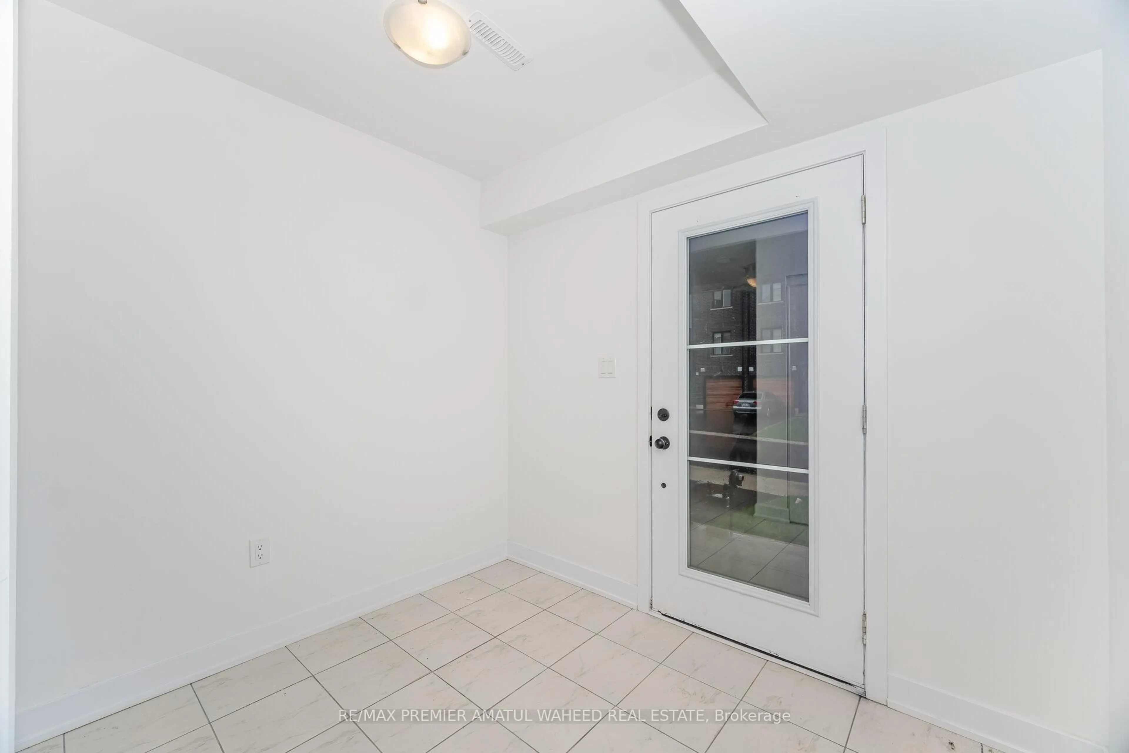 Indoor entryway for 28 Silo Mews, Barrie Ontario L9J 0C2
