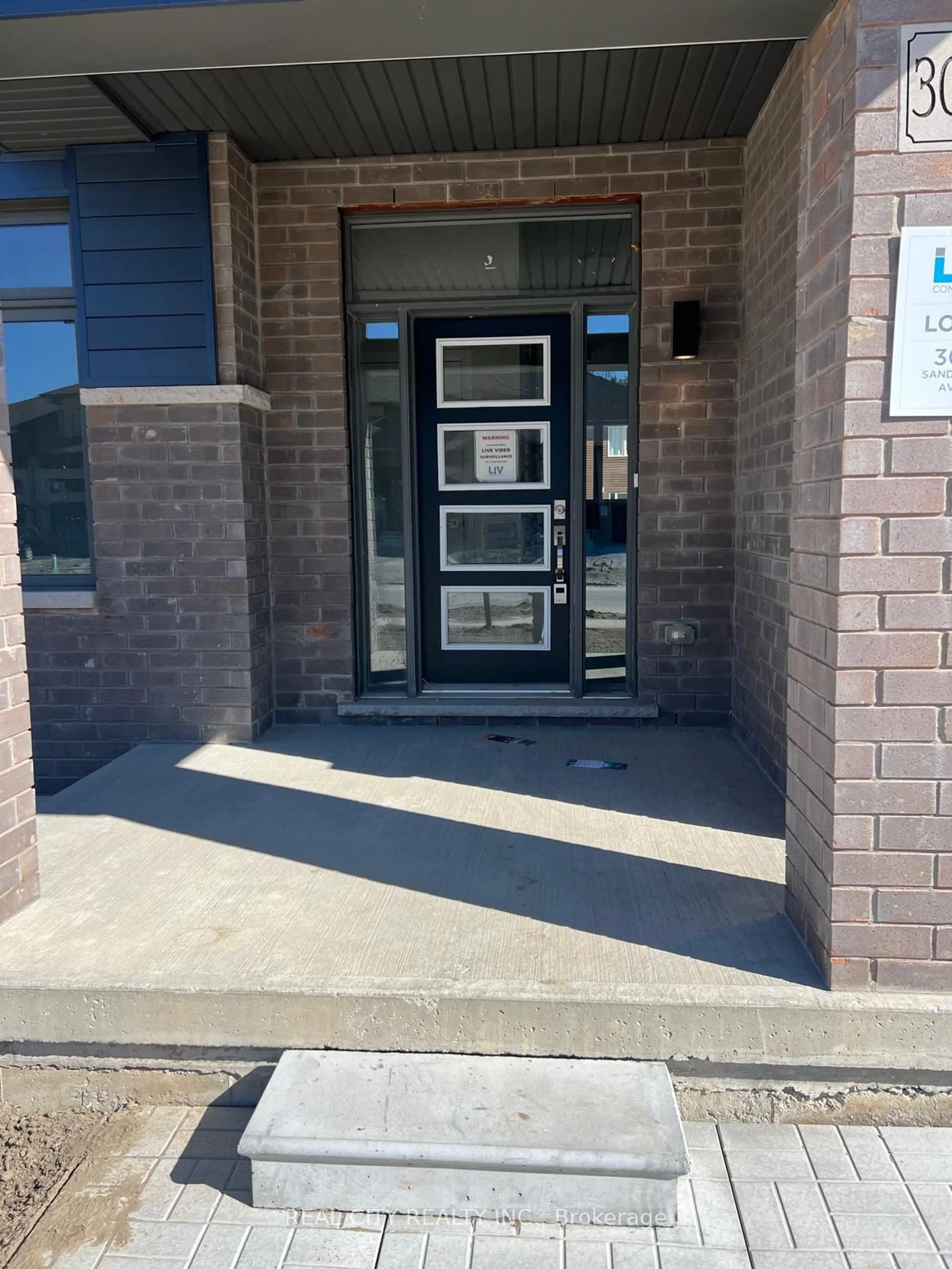 Indoor foyer for 3063 Sandy Acres Ave, Severn Ontario L3V 6H3