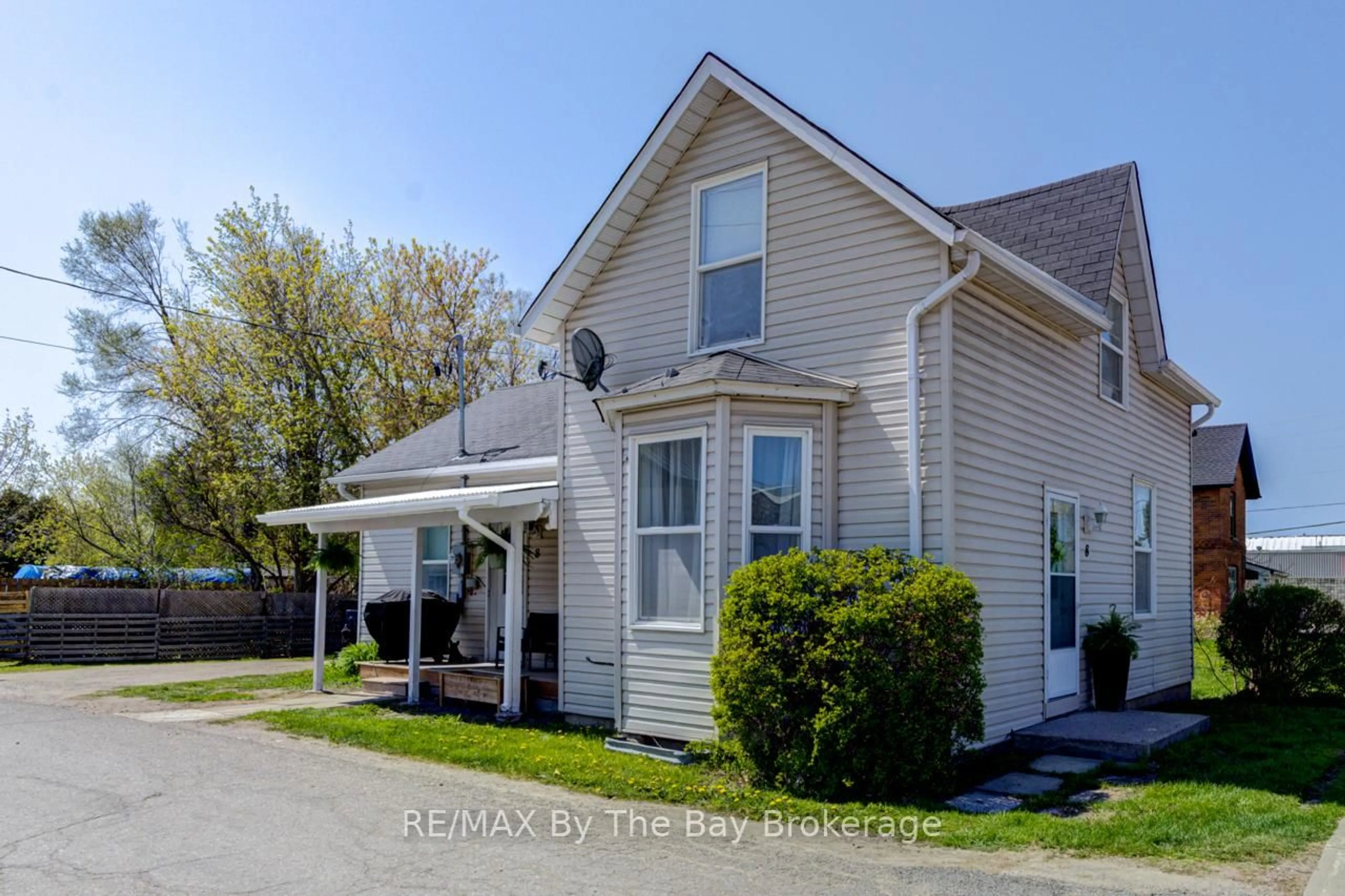 Unknown for 16 Yonge St, Springwater Ontario L0L 1P0