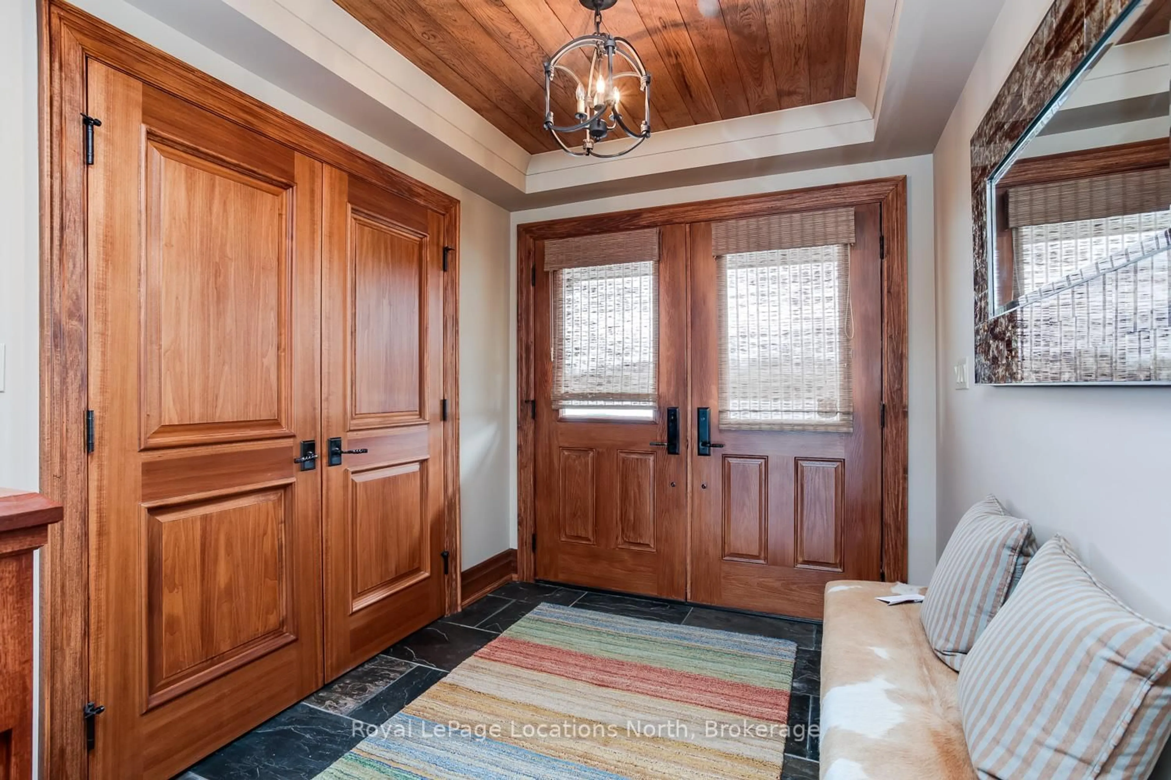 Indoor entryway for 29 Mariners Haven, Collingwood Ontario L9Y 5B5