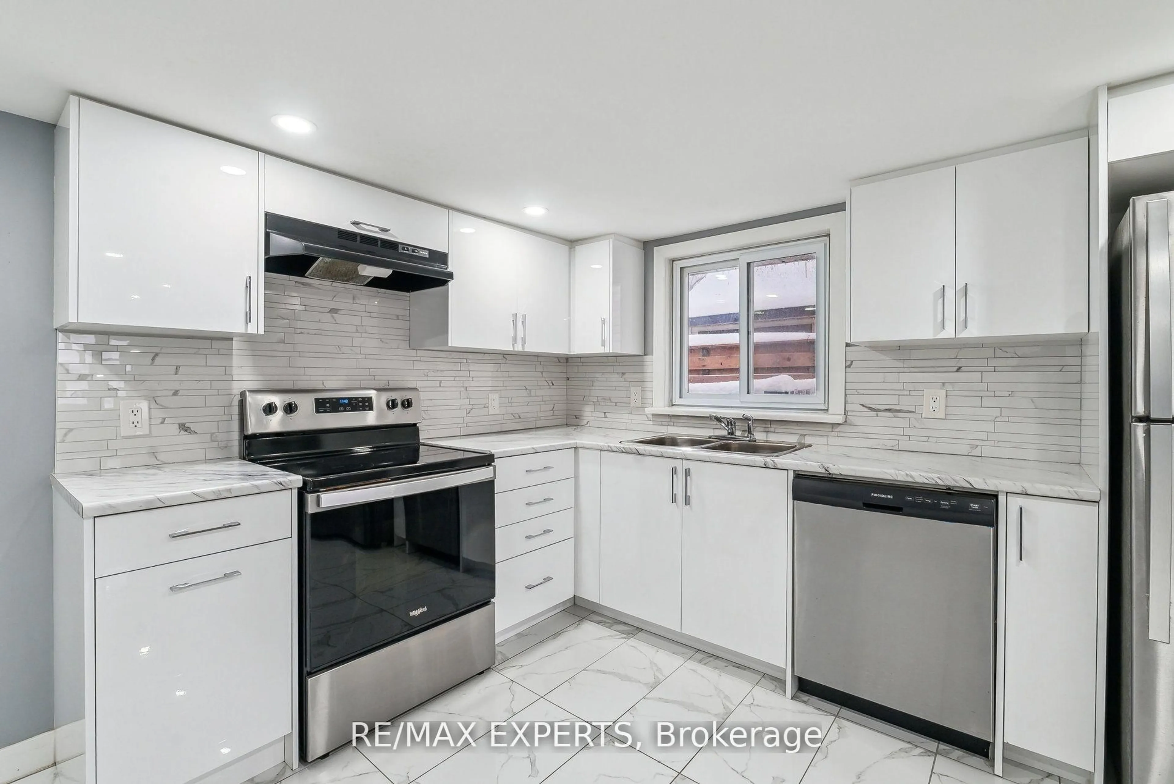 Standard kitchen, ceramic/tile floor for 282 Gill St, Orillia Ontario L3V 4K4