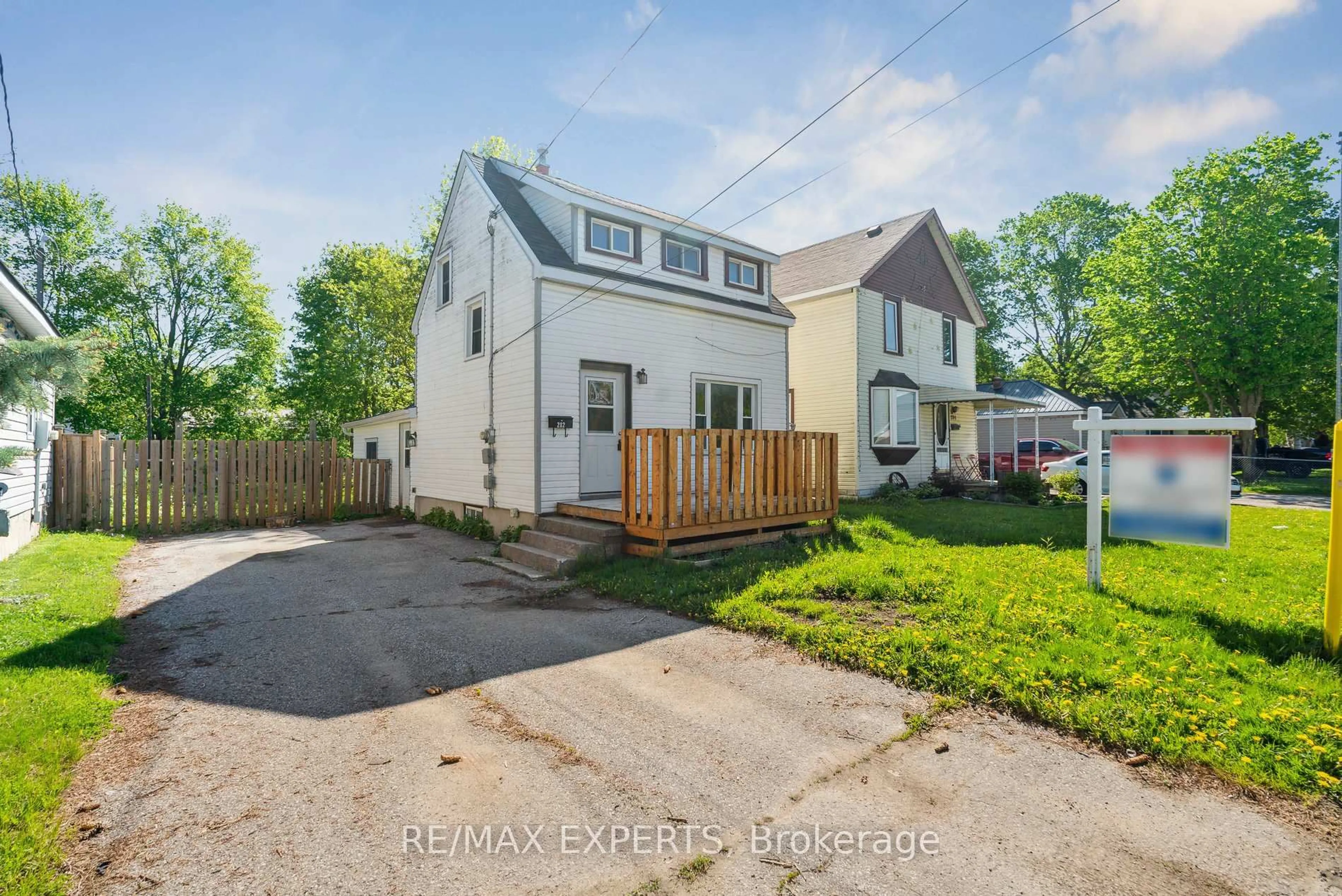 A pic from outside/outdoor area/front of a property/back of a property/a pic from drone, street for 282 Gill St, Orillia Ontario L3V 4K4