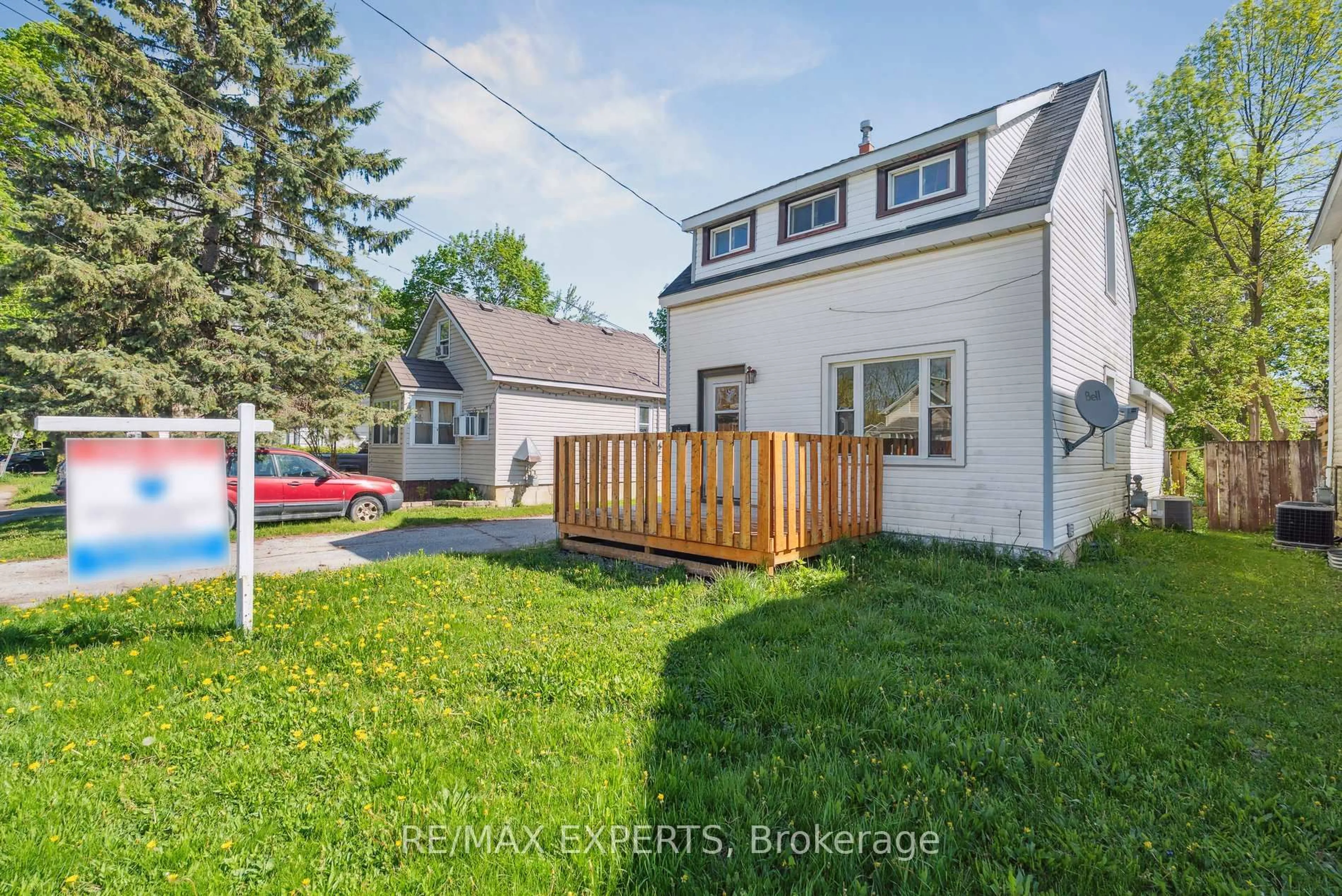 A pic from outside/outdoor area/front of a property/back of a property/a pic from drone, street for 282 Gill St, Orillia Ontario L3V 4K4