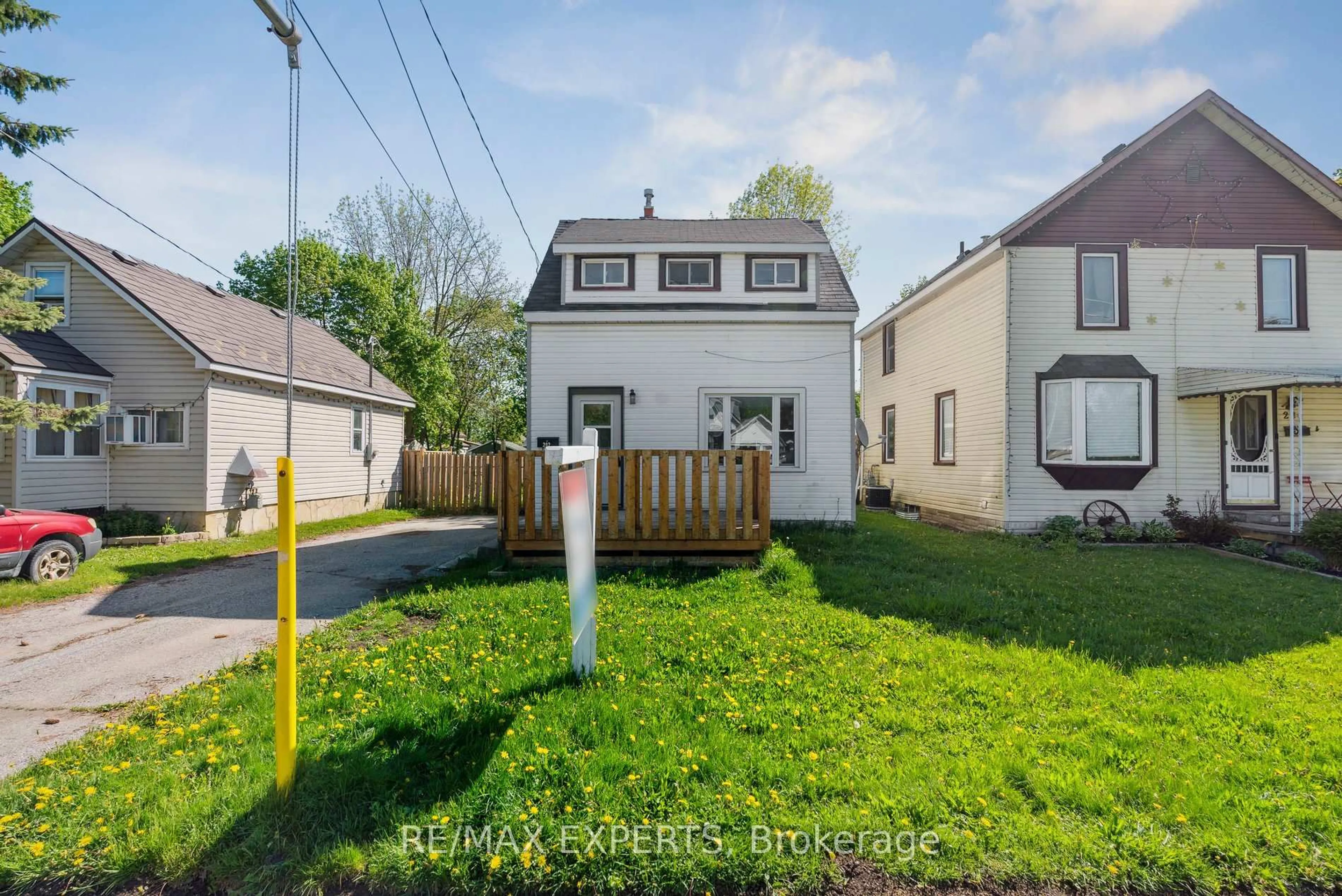 A pic from outside/outdoor area/front of a property/back of a property/a pic from drone, street for 282 Gill St, Orillia Ontario L3V 4K4