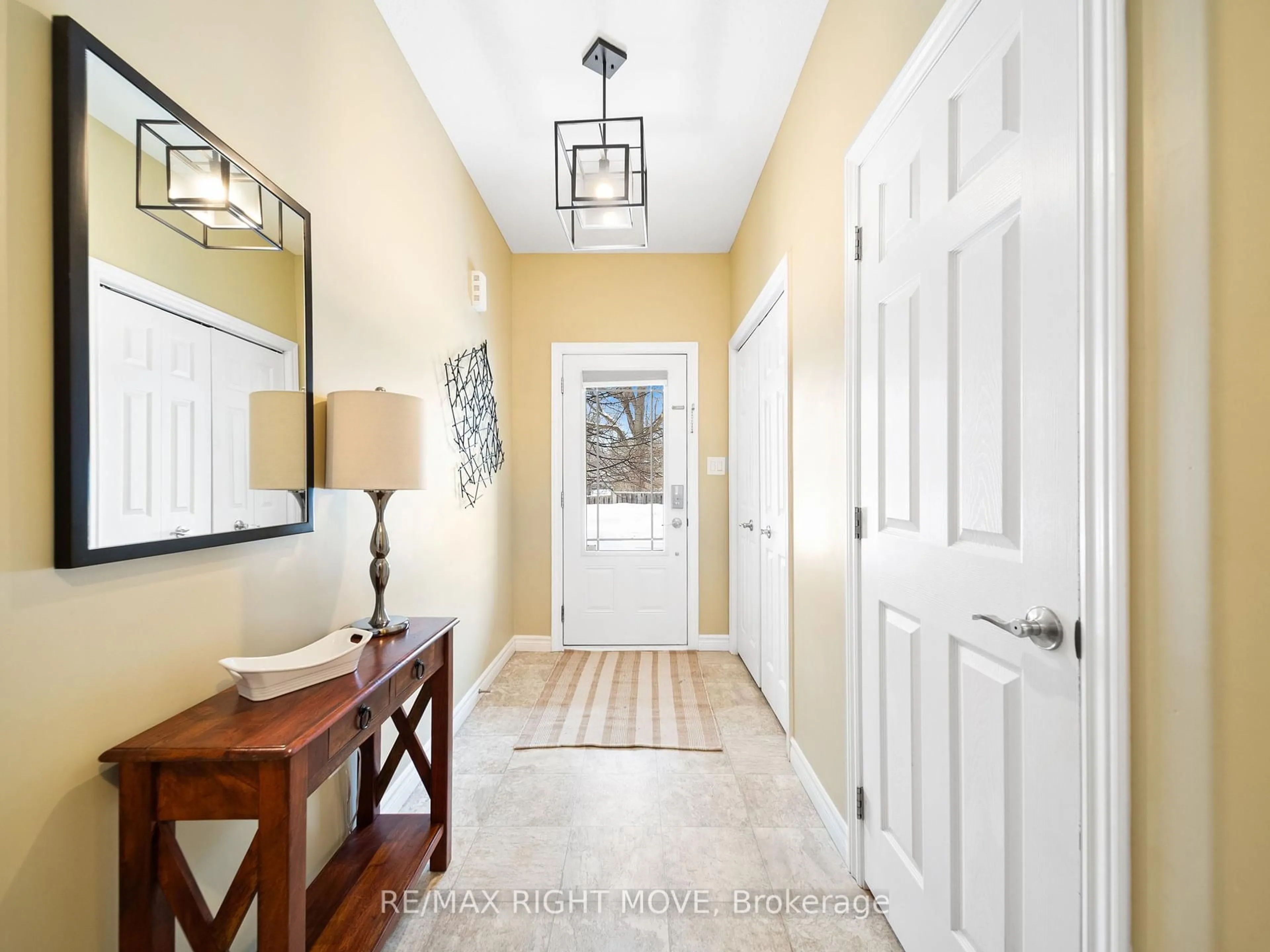 Indoor entryway for 30 Taylor Dr, Orillia Ontario L3V 0C7