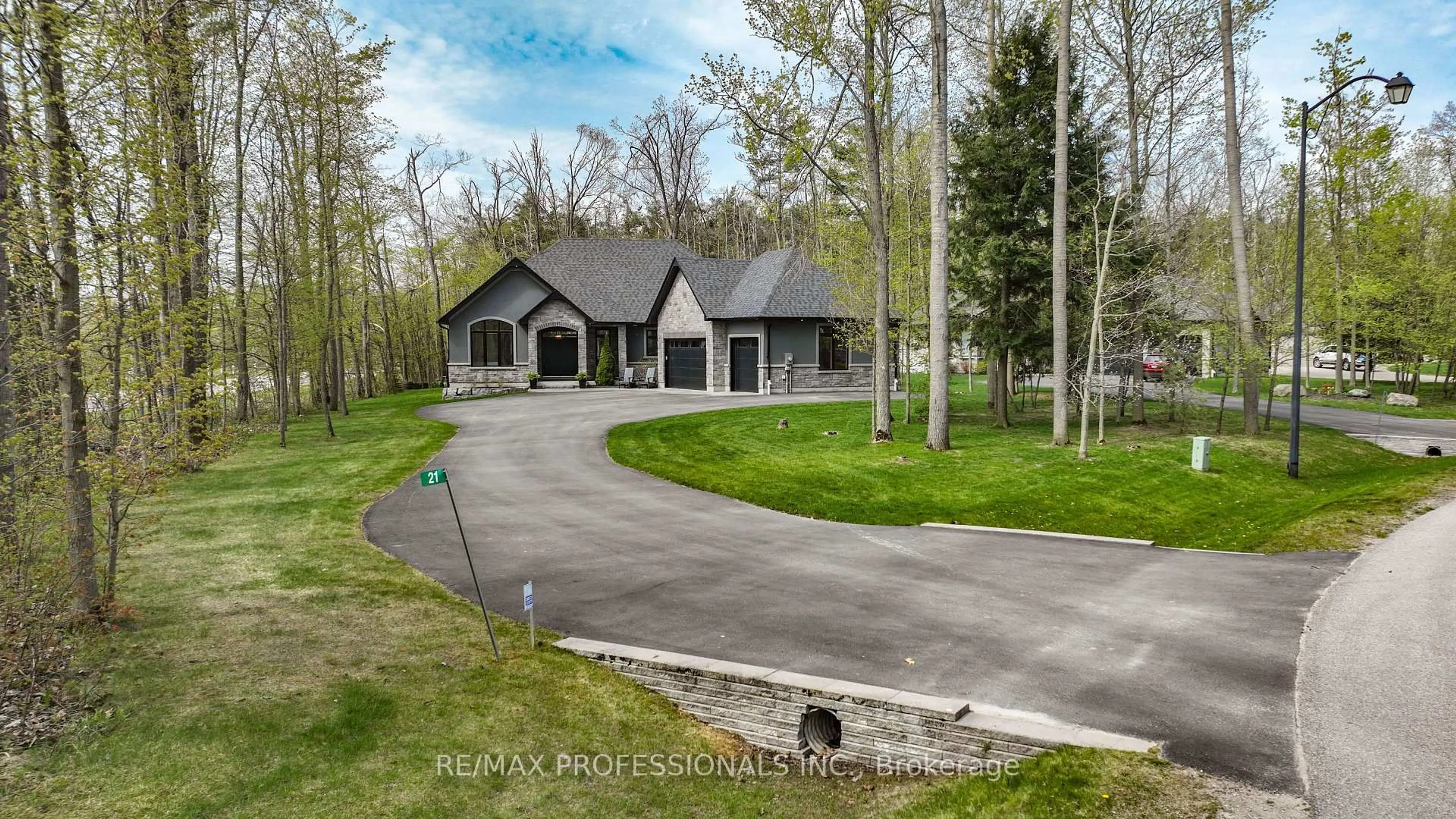 A pic from outside/outdoor area/front of a property/back of a property/a pic from drone, street for 21 Boothby Cres, Springwater Ontario L9X 0H1