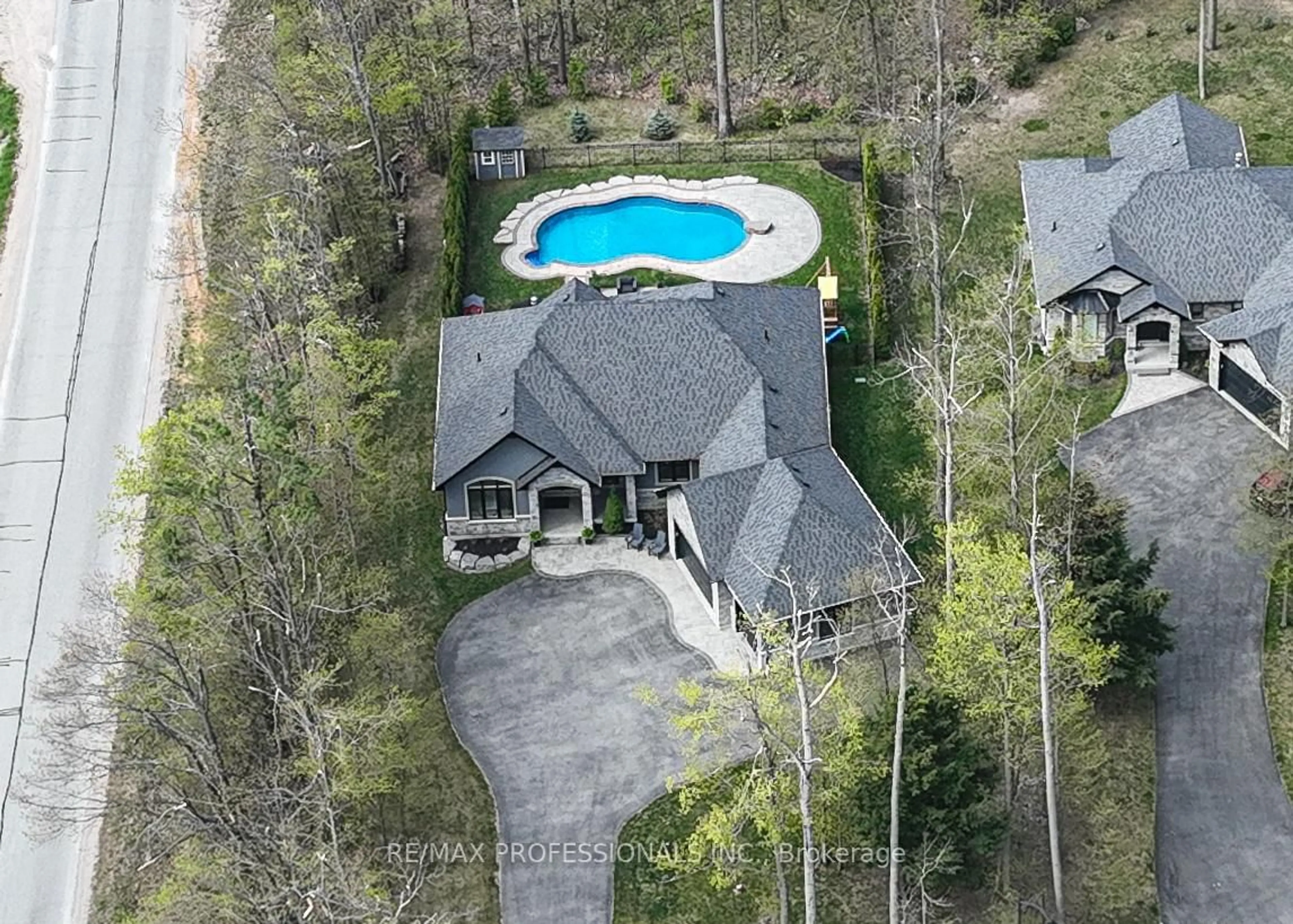 A pic from outside/outdoor area/front of a property/back of a property/a pic from drone, unknown for 21 Boothby Cres, Springwater Ontario L9X 0H1