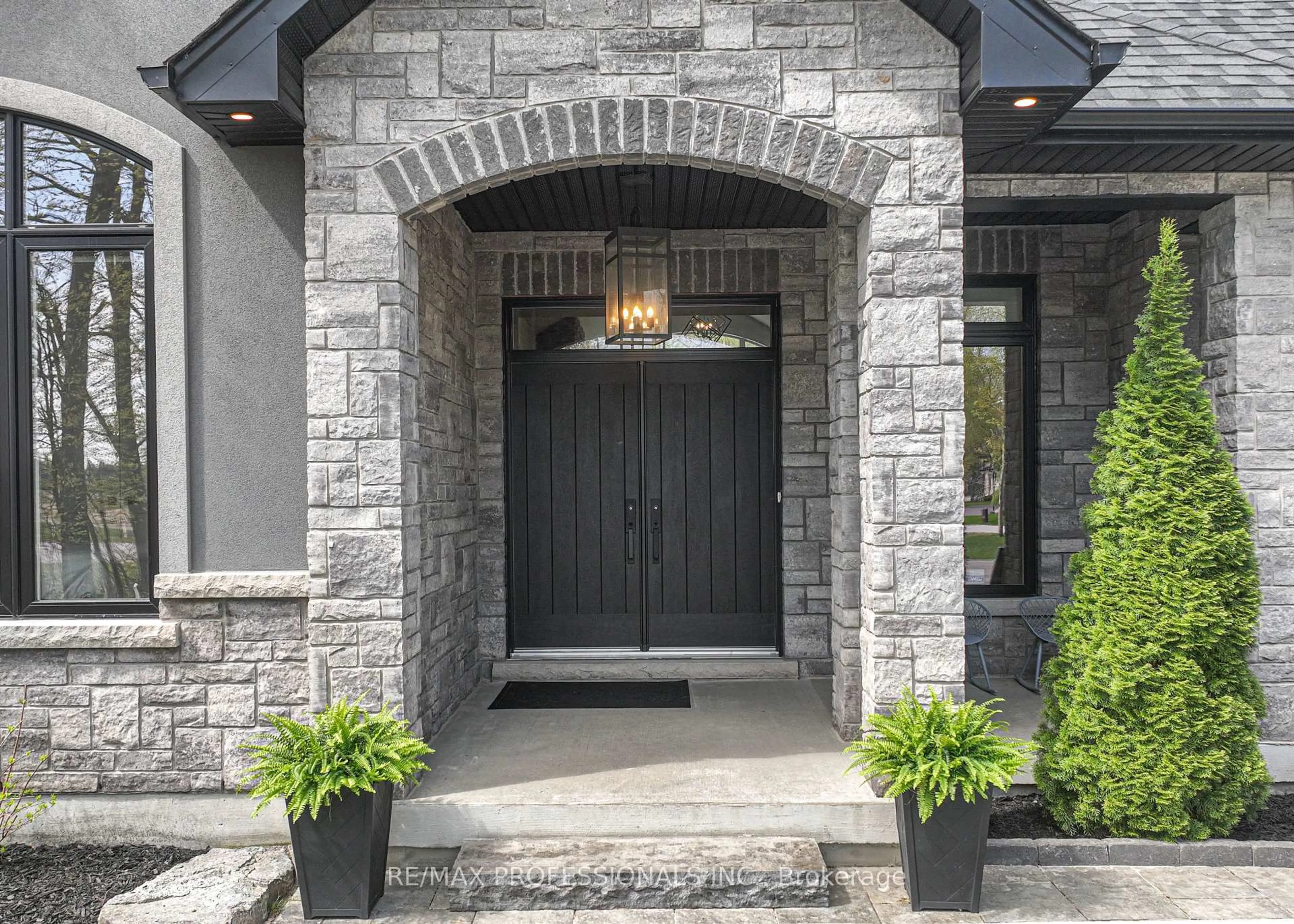 Indoor entryway for 21 Boothby Cres, Springwater Ontario L9X 0H1
