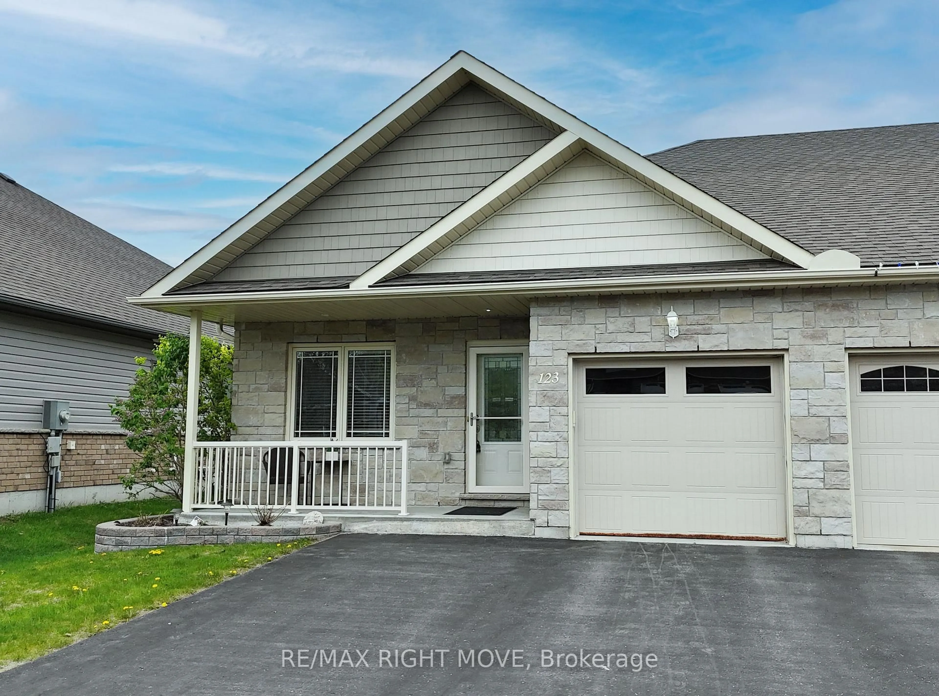 Home with vinyl exterior material, street for 123 Lucy Lane, Orillia Ontario L3V 0G3