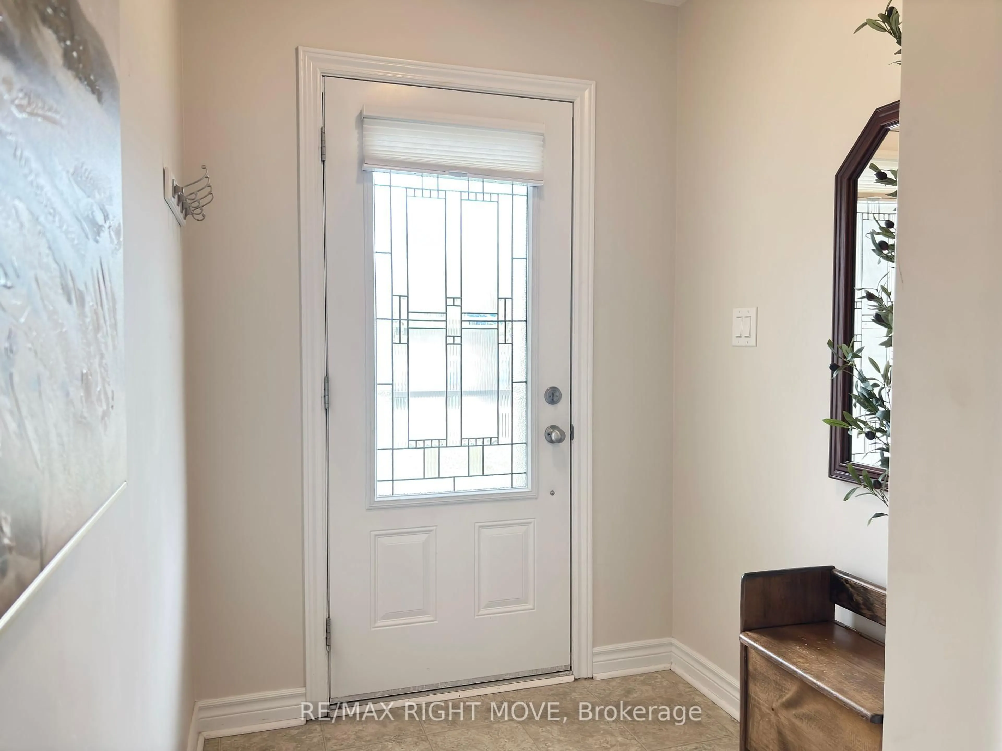 Indoor entryway for 123 Lucy Lane, Orillia Ontario L3V 0G3