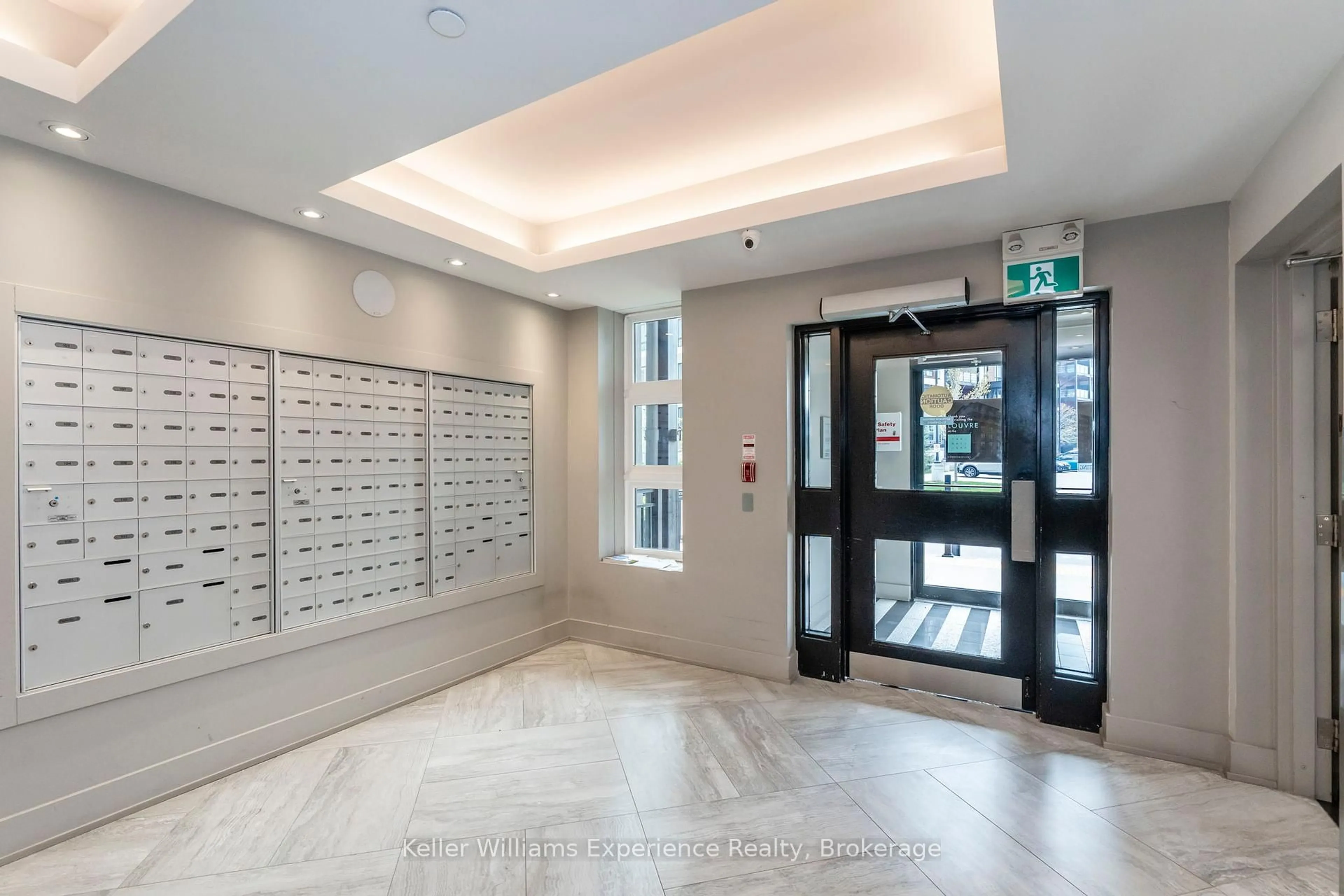 Indoor foyer for 302 Essa Rd #516, Barrie Ontario L9J 0H3