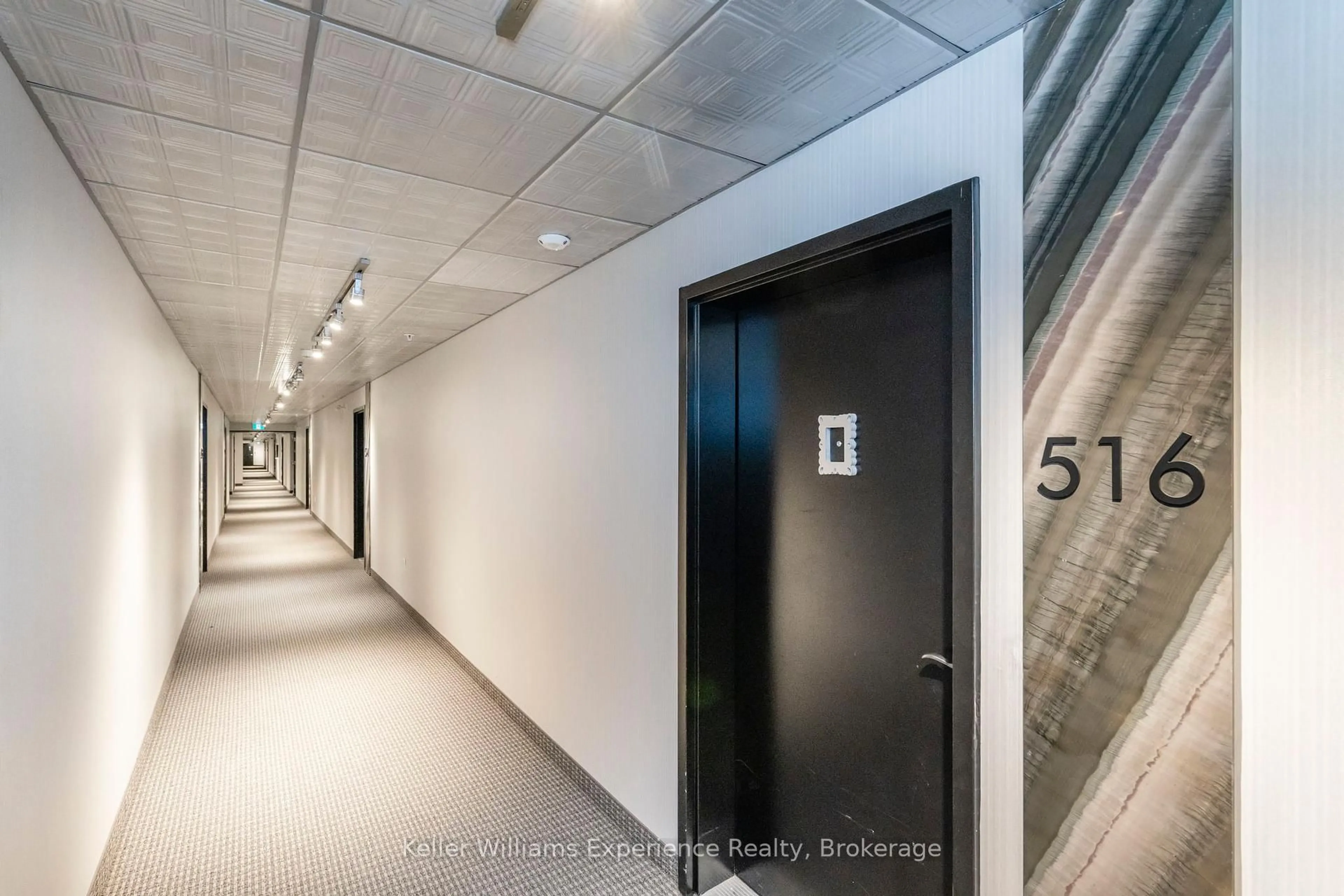 Indoor foyer for 302 Essa Rd #516, Barrie Ontario L9J 0H3