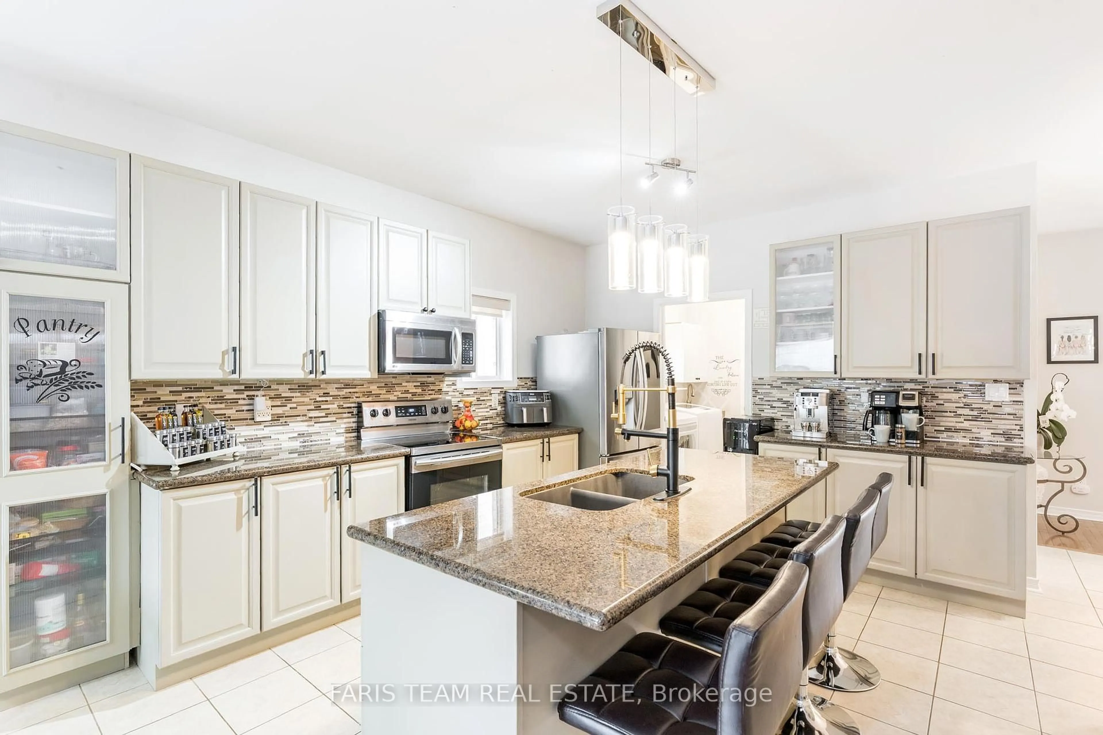 Open concept kitchen, ceramic/tile floor for 10 Westminster Circ, Barrie Ontario L4M 0A3