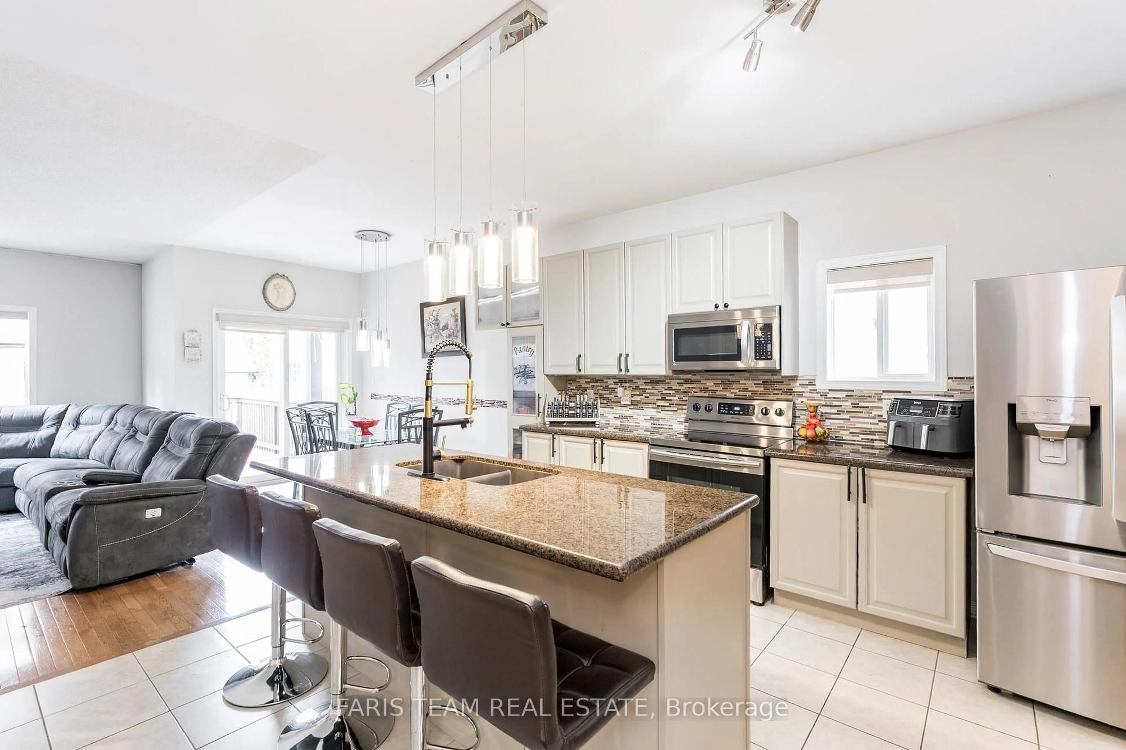 Open concept kitchen, ceramic/tile floor for 10 Westminster Circ, Barrie Ontario L4M 0A3