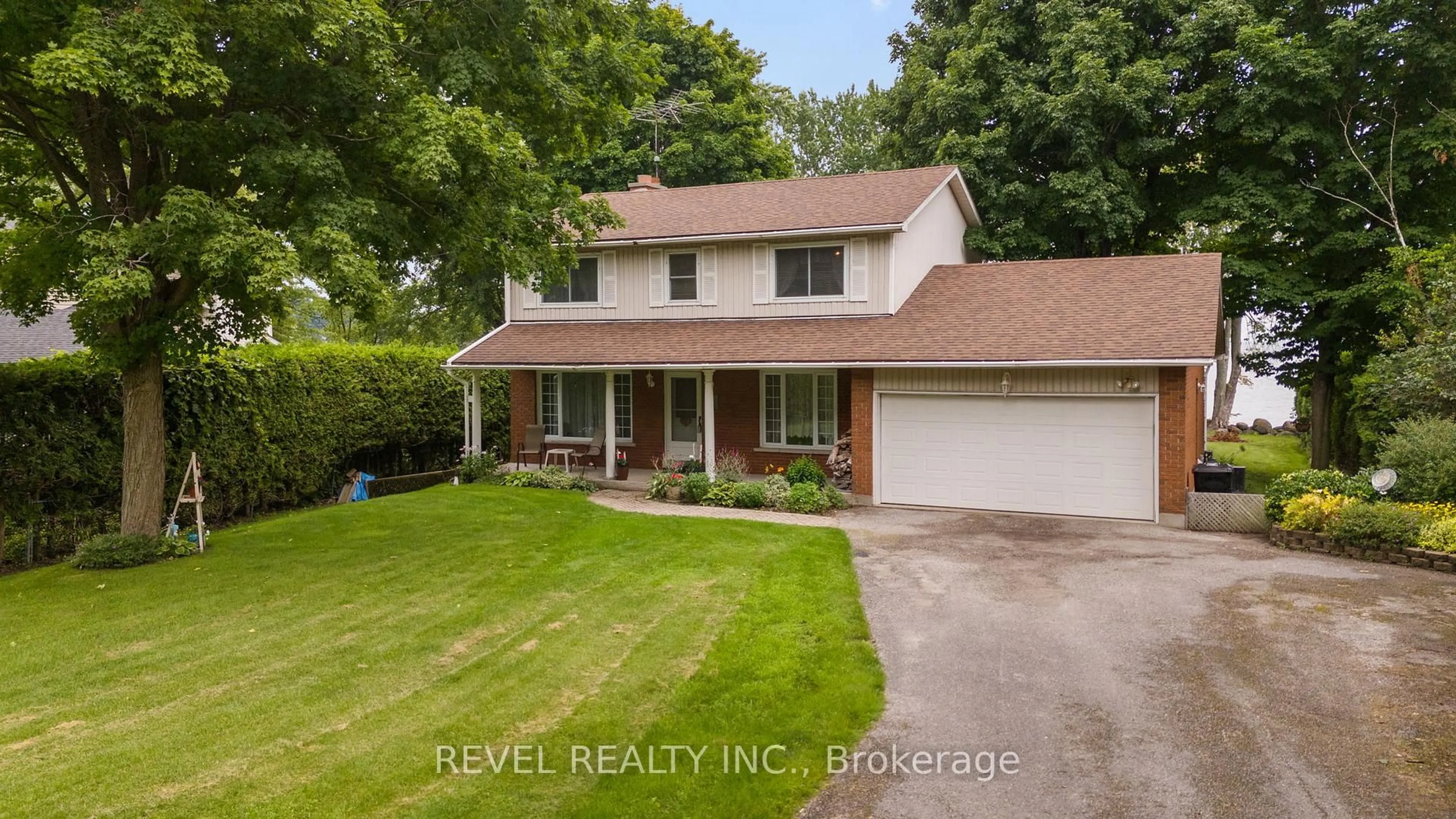 A pic from outside/outdoor area/front of a property/back of a property/a pic from drone, street for 39 Grandview Cres, Oro-Medonte Ontario L0L 2E0