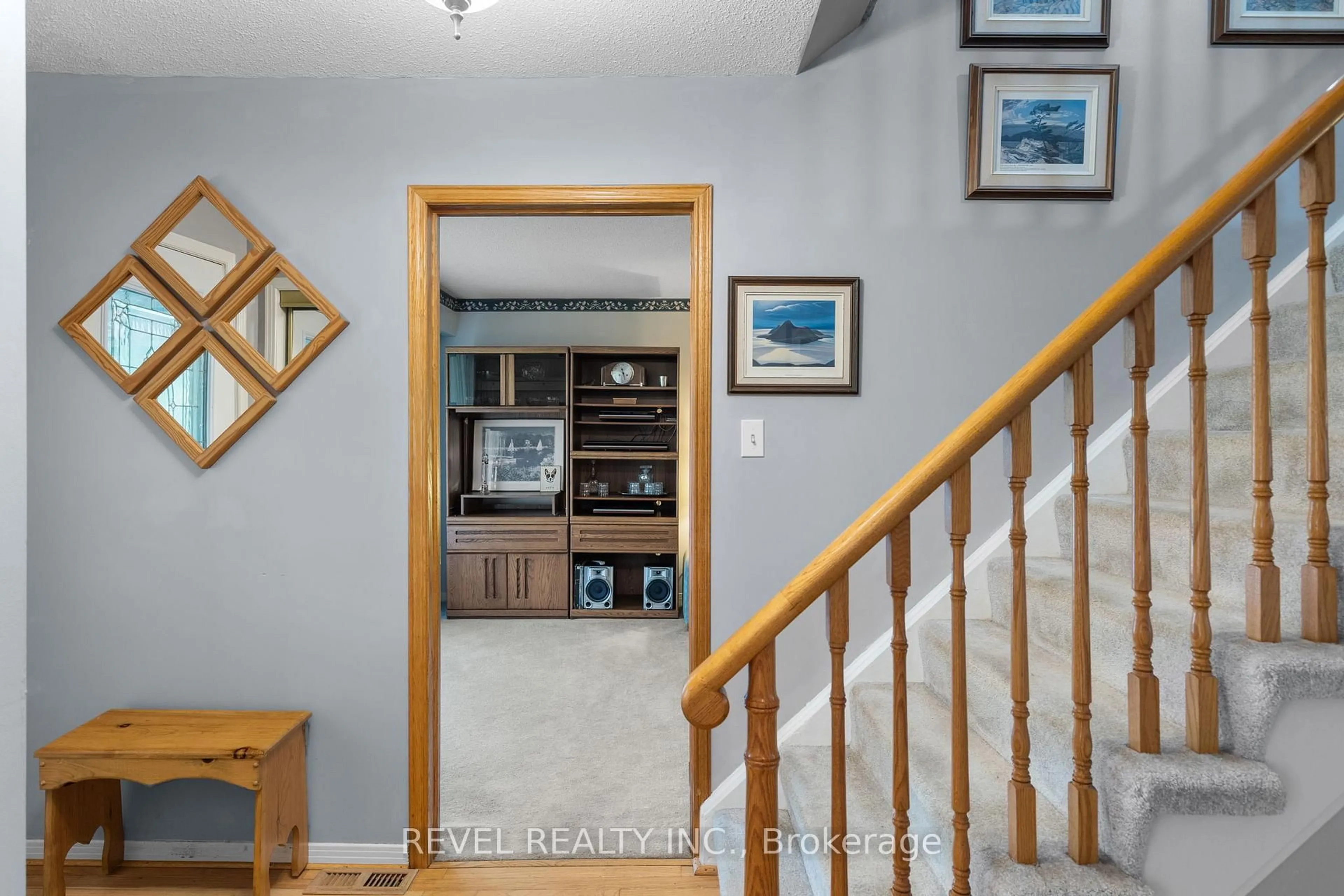 Indoor foyer for 39 Grandview Cres, Oro-Medonte Ontario L0L 2E0