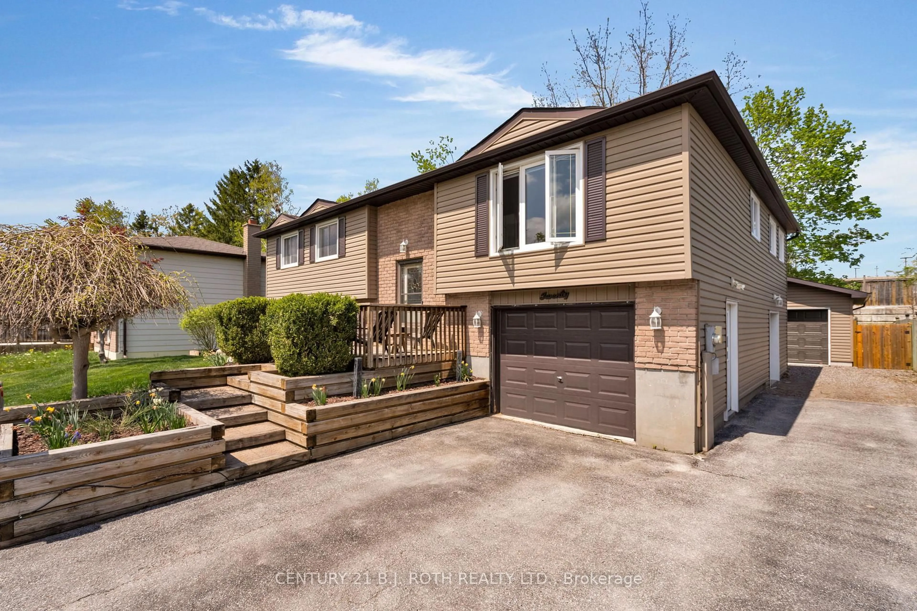 Unknown for 20 Chippawa Crt, Barrie Ontario L4M 5N8