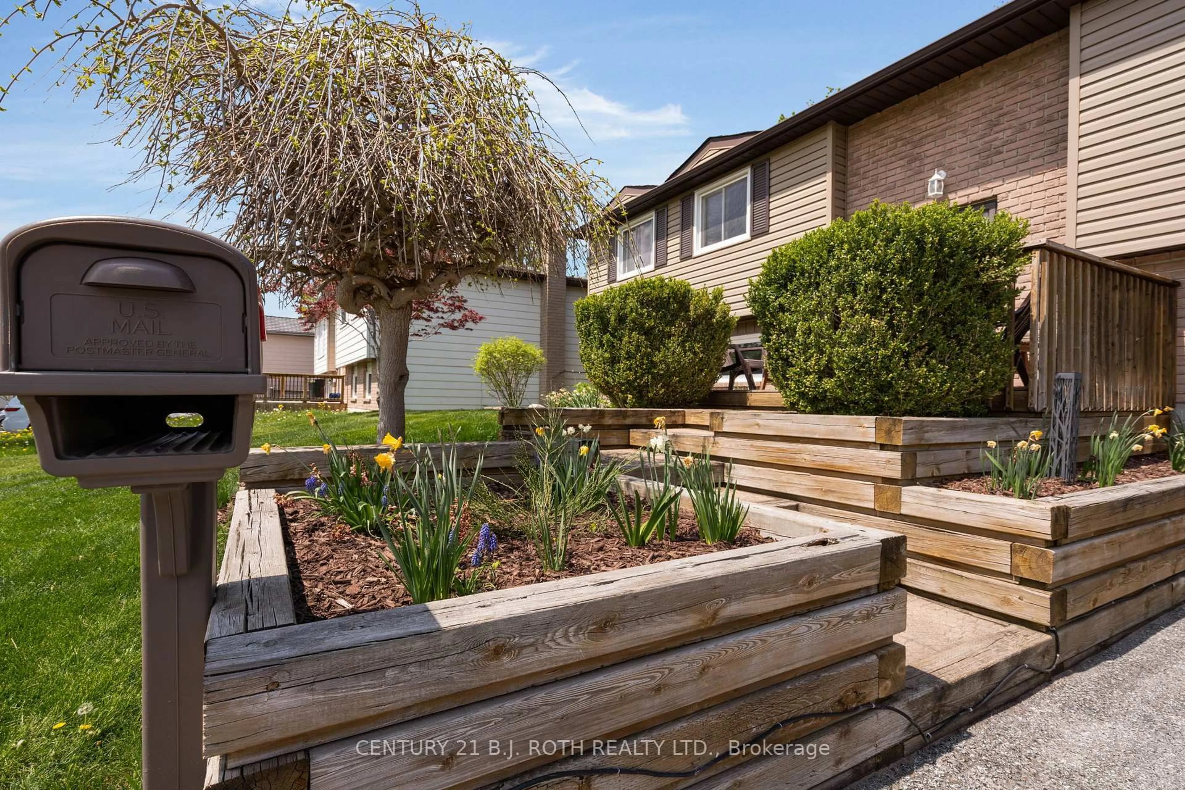 Patio, street for 20 Chippawa Crt, Barrie Ontario L4M 5N8