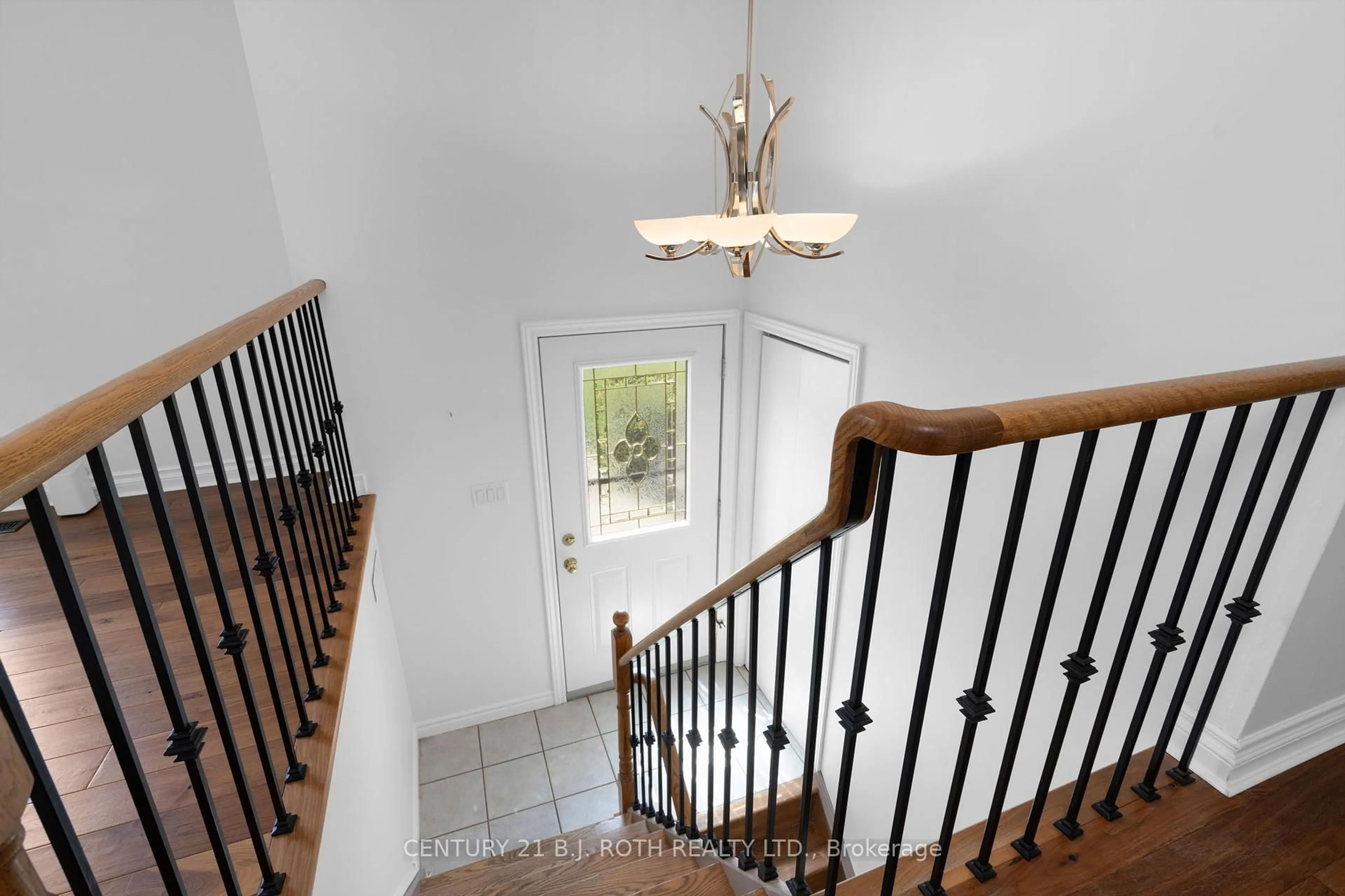 Indoor foyer for 20 Chippawa Crt, Barrie Ontario L4M 5N8