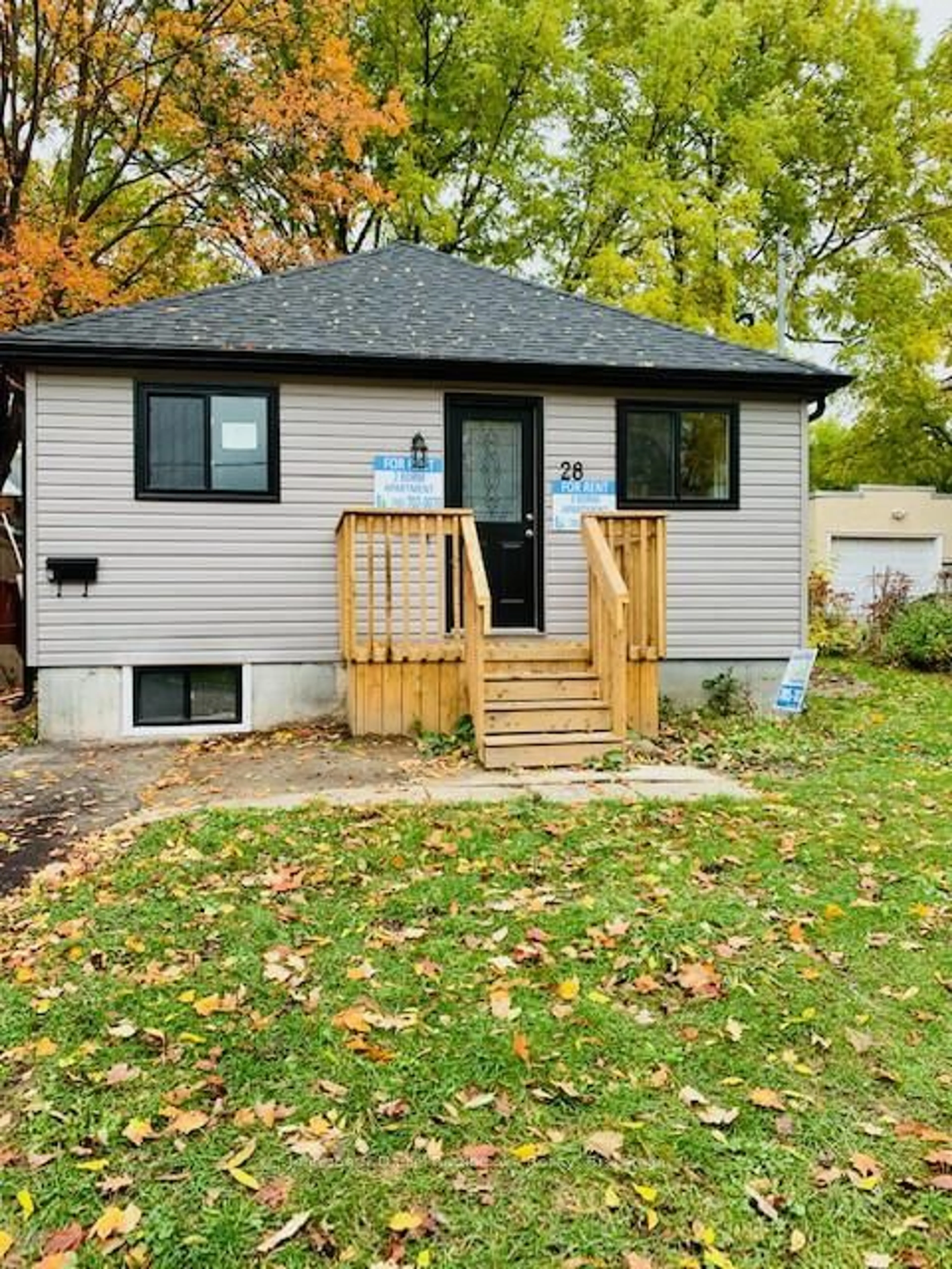 Home with vinyl exterior material, street for 28 Grove St, Barrie Ontario L4M 2N7