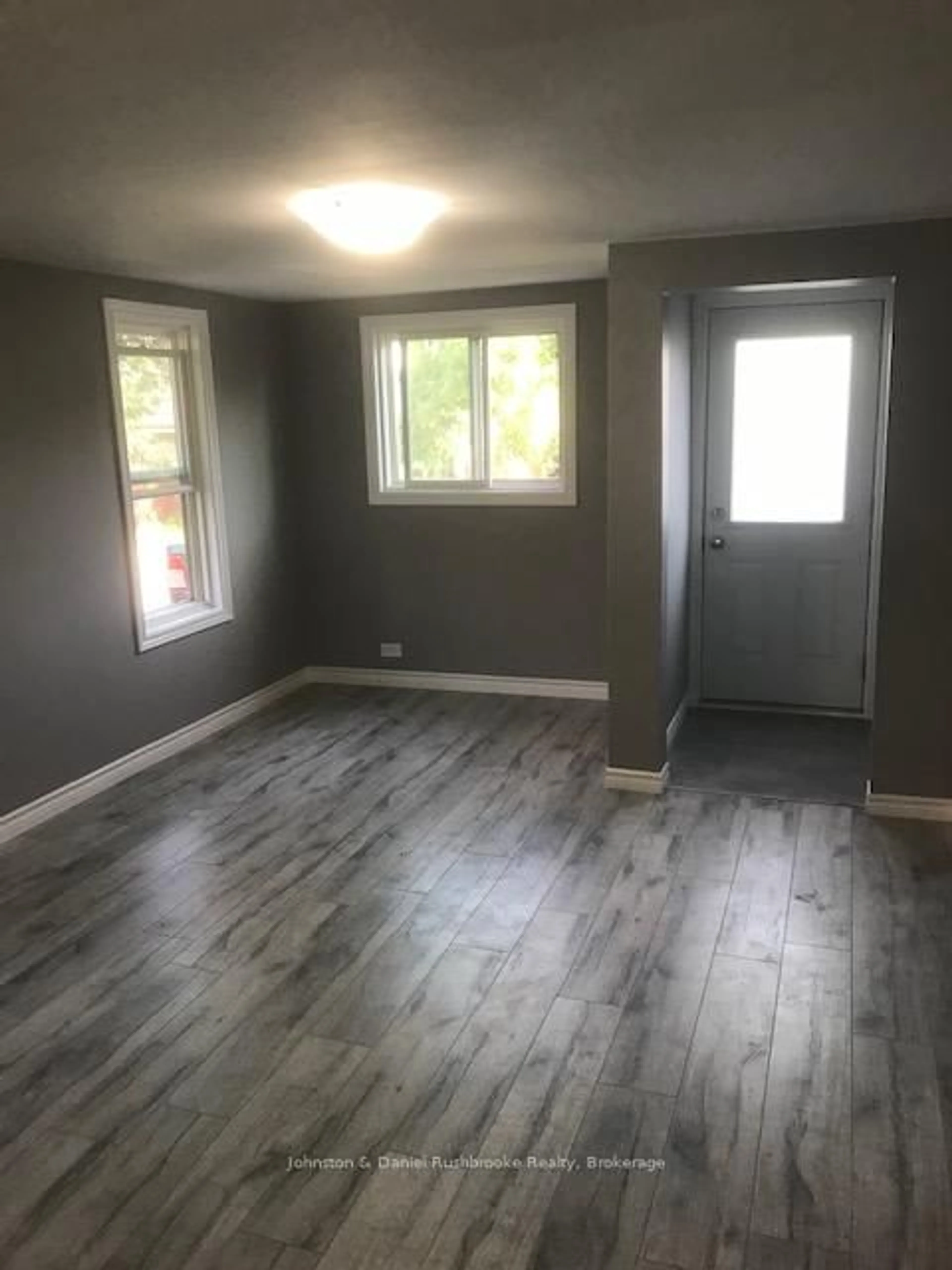 A pic of a room for 28 Grove St, Barrie Ontario L4M 2N7