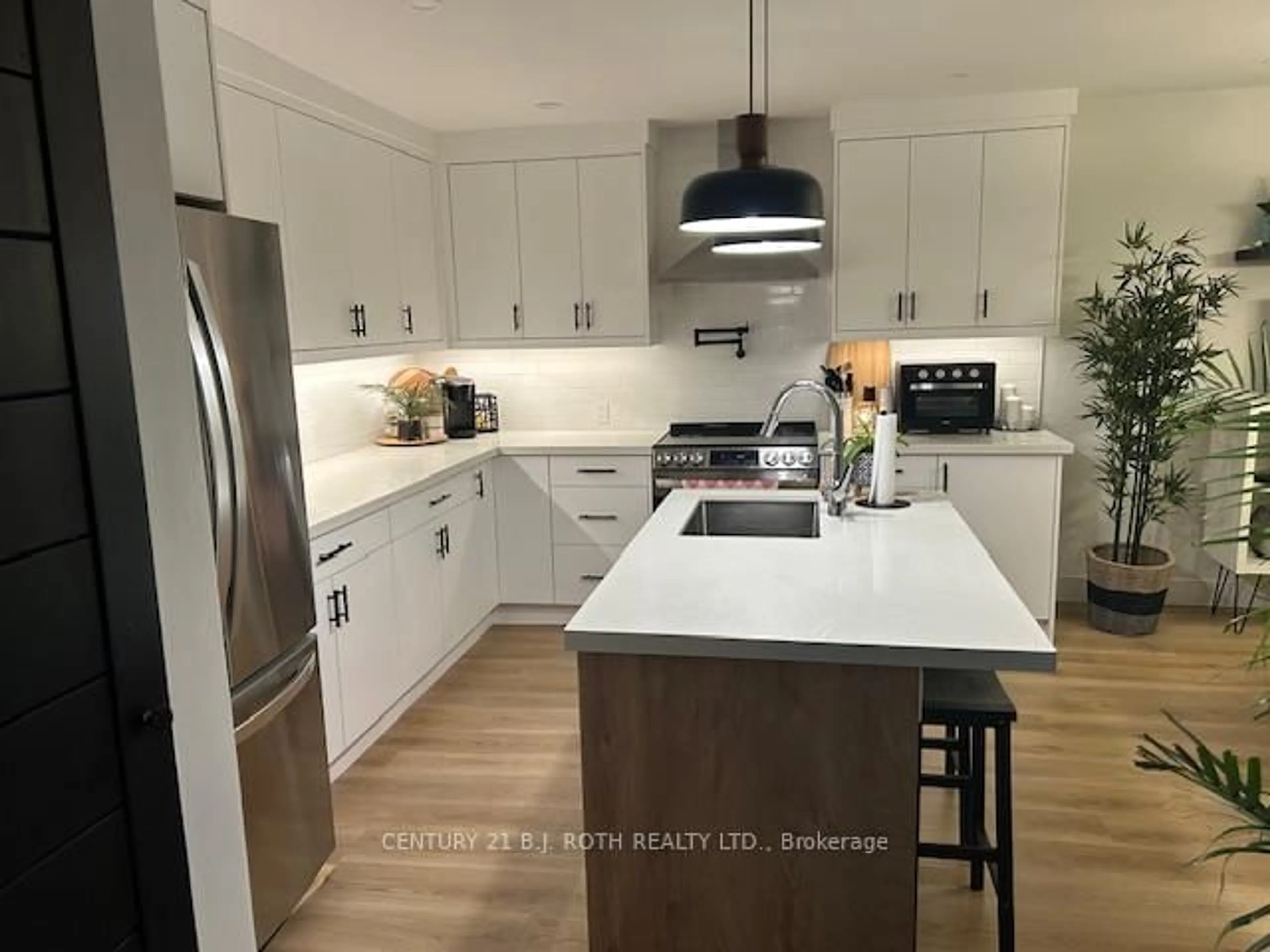 Contemporary kitchen, unknown for 86 Doran Rd, Springwater Ontario L0L 1X0