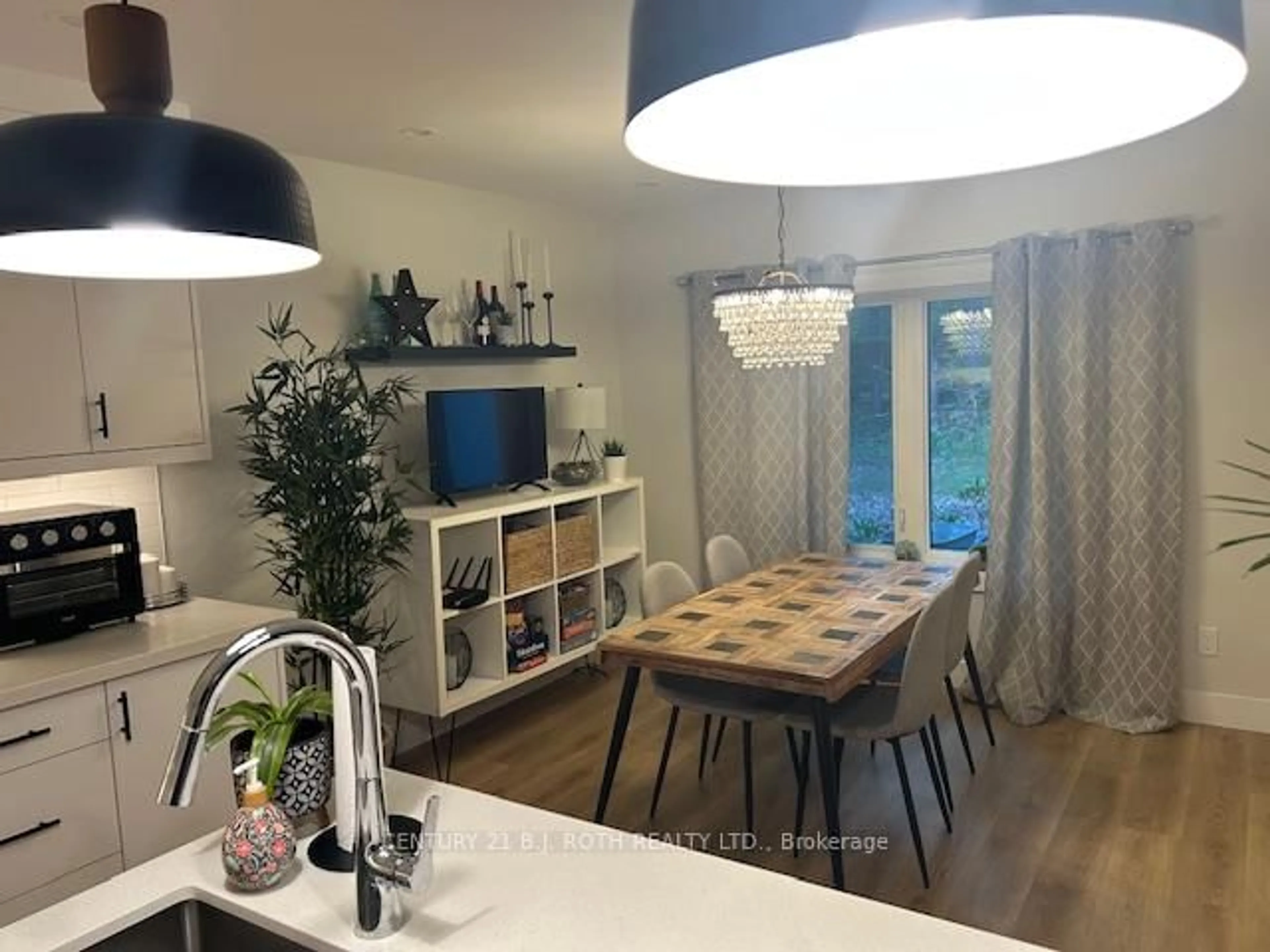 Dining room, wood/laminate floor for 86 Doran Rd, Springwater Ontario L0L 1X0