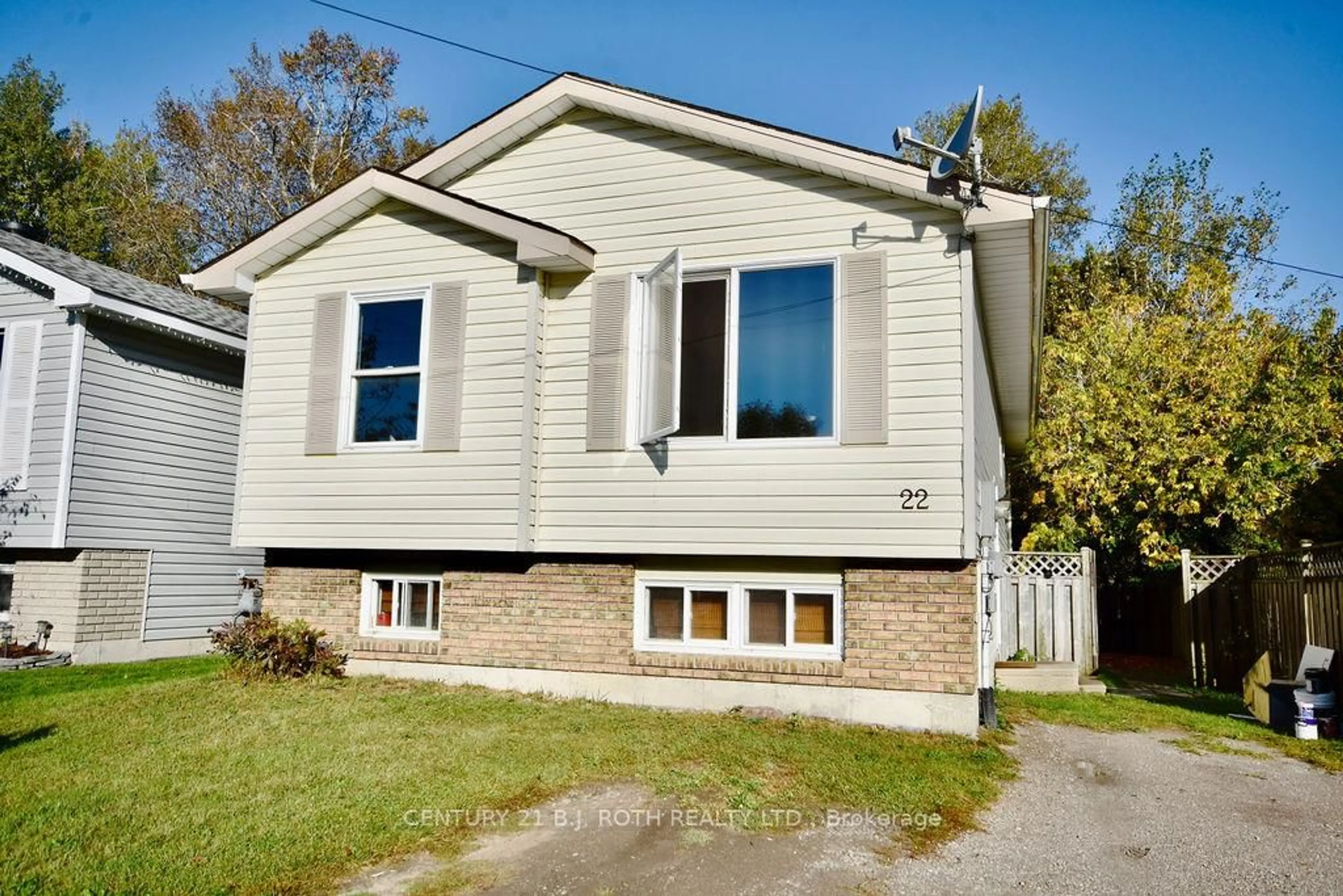 Home with vinyl exterior material, street for 22 Louise Lane, Orillia Ontario L3V 7W1