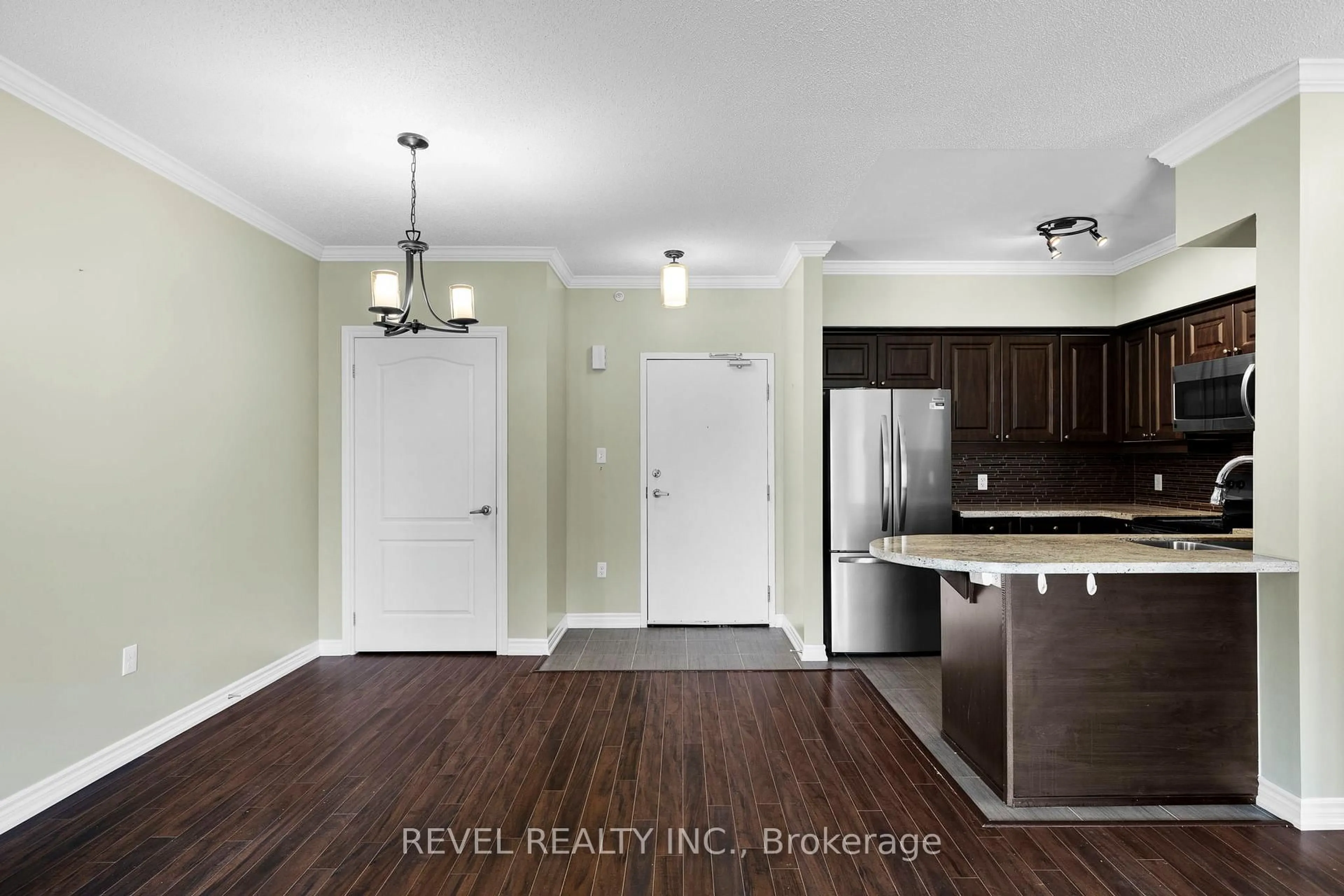 Open concept kitchen, wood/laminate floor for 39 Ferndale Dr #106, Barrie Ontario L4N 5T5