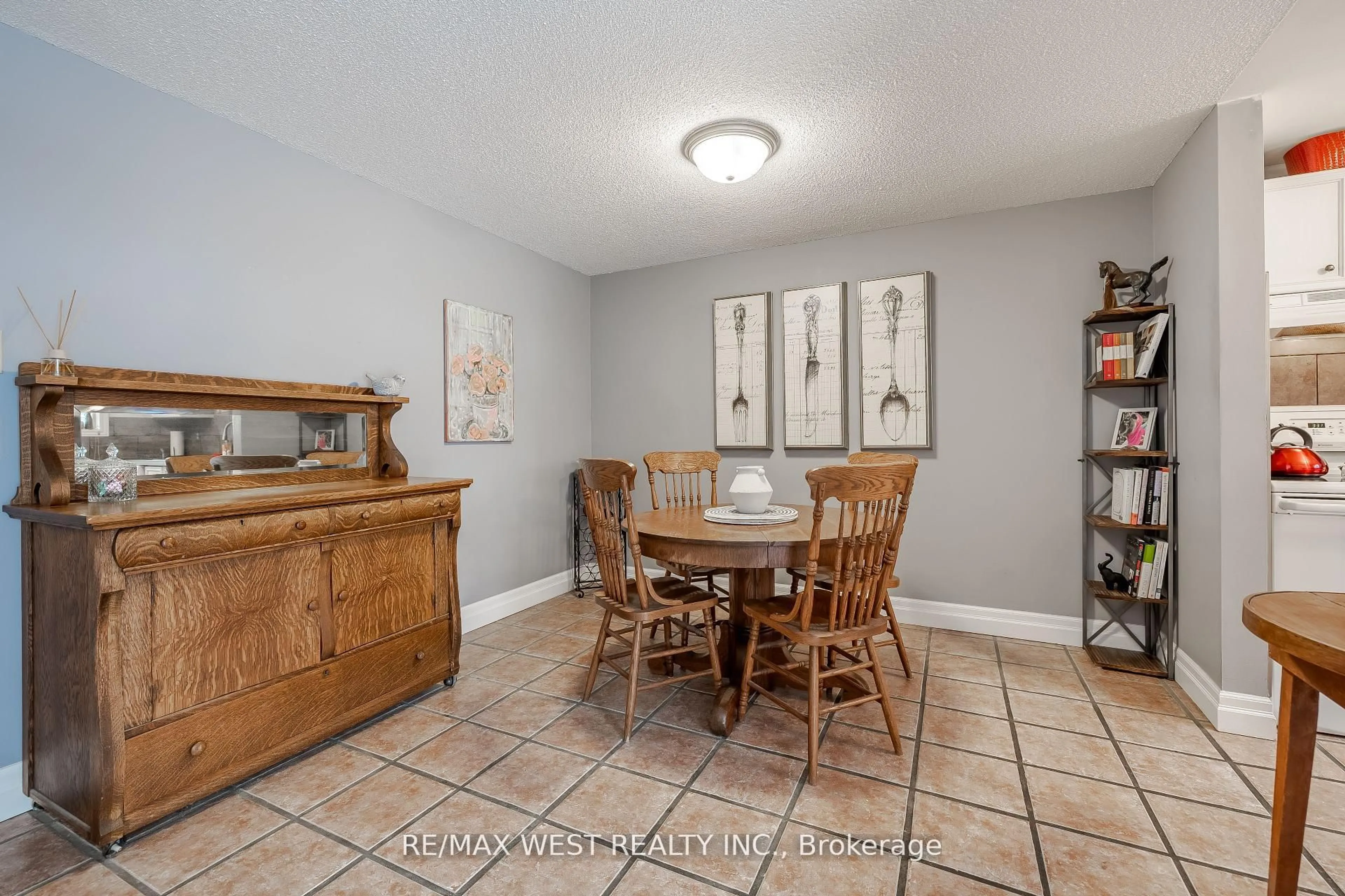 Dining room, ceramic/tile floor for 92 Loggers Ru #48, Barrie Ontario L4N 6W8