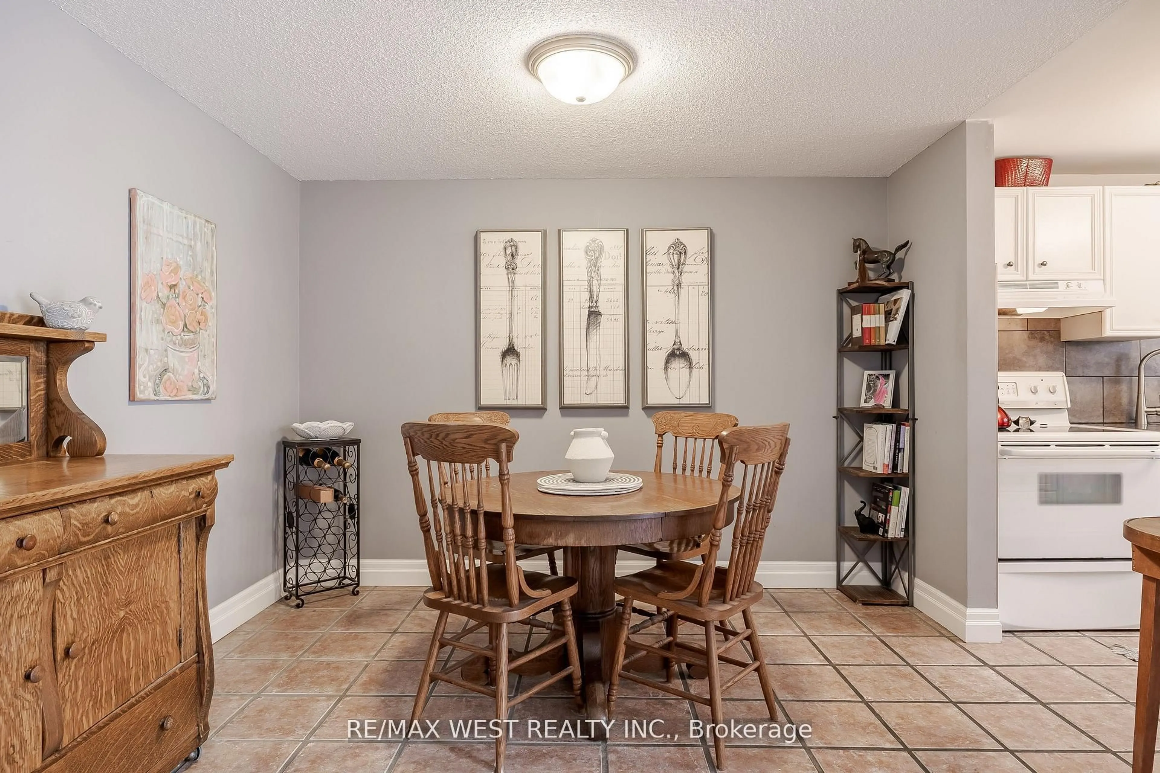 Dining room, unknown for 92 Loggers Ru #48, Barrie Ontario L4N 6W8