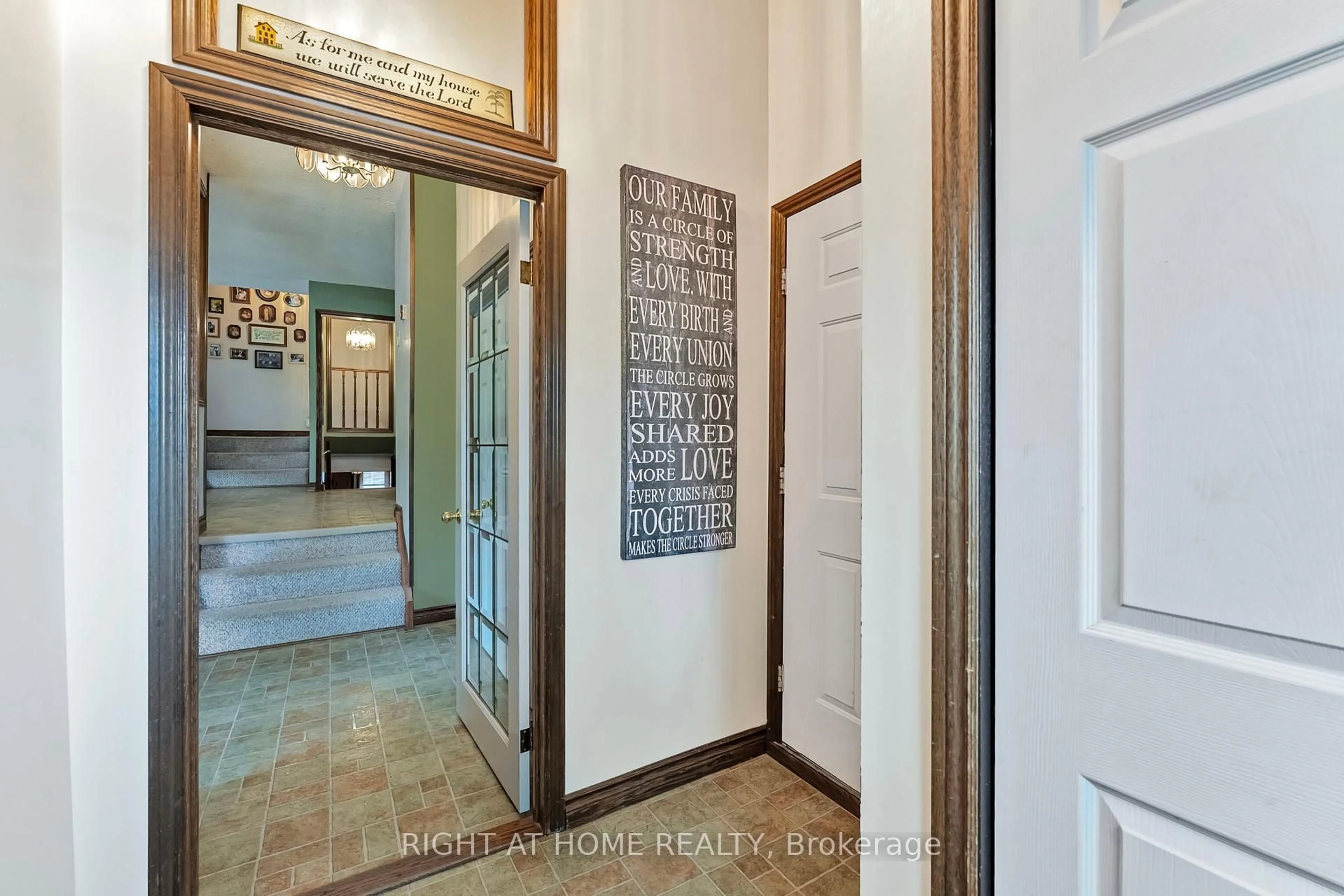Indoor entryway for 3500 Baldwick Lane, Springwater Ontario L0M 1T2
